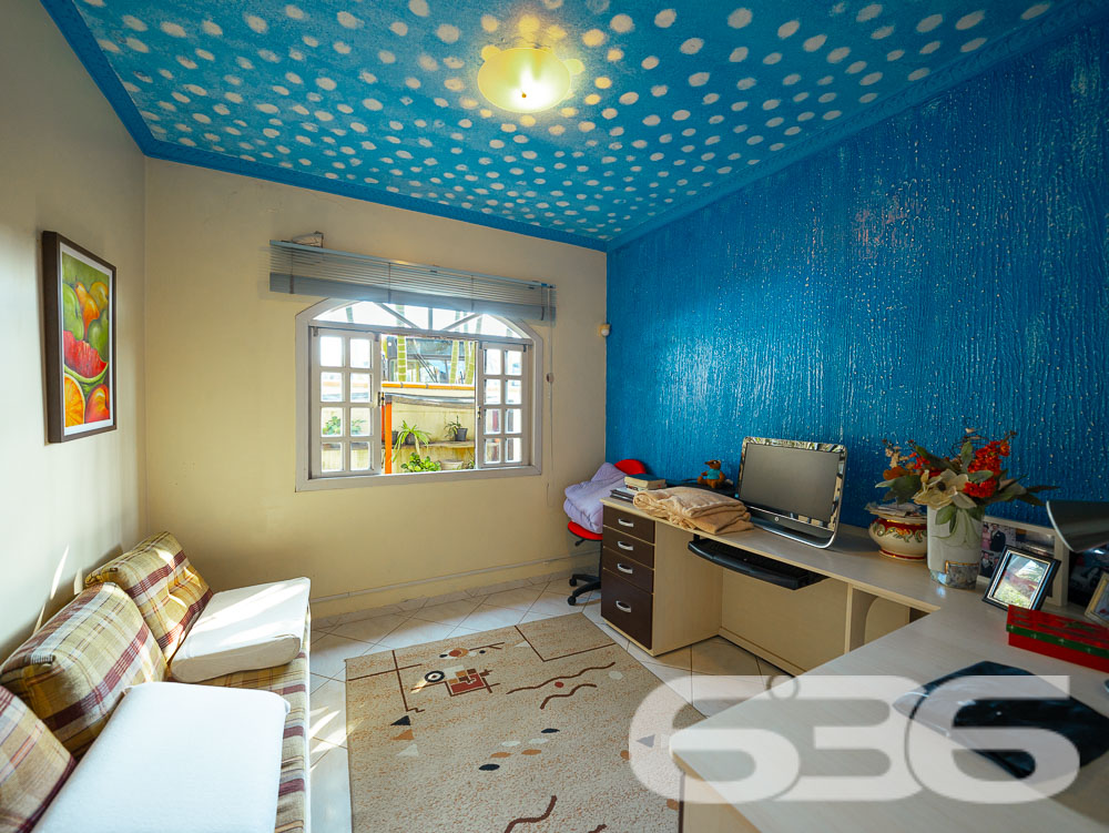 BELA CASA A VENDA, VENHA CONHECER ESTE IMÓVEL NO BAIRRO FLORESTA - ESTUDA PERMUTA

Descubra o conforto em um imóvel averbado de 361,36m², localizado no bairro Floresta, em Joinville. Esta casa espetacular oferece uma combinação perfeita de design moderno, comodidades de alta qualidade e uma localização estratégica próxima a todas as necessidades do dia a dia.

COMPOSIÇÃO E EXPERIÊNCIA:
A casa é composta por uma suíte com closet + 2 dormitórios, três banheiros e duas garagens cobertas. A sala de estar e jantar são espaçosas, ideais para receber amigos e familiares. A cozinha gourmet e a área de festas com churrasqueira e fogão a lenha são perfeitas para os amantes da boa culinária. Além disso, o imóvel conta com um home office, despensa e um belo jardim.

LOCALIZAÇÃO PRIVILEGIADA:
Situada no bairro Floresta, a propriedade está próxima de escolas, mercados, terminal de ônibus e agências bancárias. Tudo o que você precisa está ao alcance de suas mãos.

636 NEGÓCIOS IMOBILIÁRIOS: A SUA MELHOR ESCOLHA
Com mais de 30 anos de experiência, a 636 Negócios Imobiliários é a sua parceira confiável na busca pelo lar ideal. Os móveis planejados ficam no imóvel, tornando esta oferta ainda mais atraente. Entre em contato conosco para mais informações.
Telefone: (47) 3451-0636
WhatsApp: (47) 99190-0636