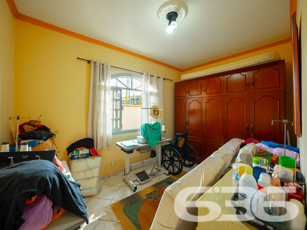 BELA CASA A VENDA, VENHA CONHECER ESTE IMÓVEL NO BAIRRO FLORESTA - ESTUDA PERMUTA

Descubra o conforto em um imóvel averbado de 361,36m², localizado no bairro Floresta, em Joinville. Esta casa espetacular oferece uma combinação perfeita de design moderno, comodidades de alta qualidade e uma localização estratégica próxima a todas as necessidades do dia a dia.

COMPOSIÇÃO E EXPERIÊNCIA:
A casa é composta por uma suíte com closet + 2 dormitórios, três banheiros e duas garagens cobertas. A sala de estar e jantar são espaçosas, ideais para receber amigos e familiares. A cozinha gourmet e a área de festas com churrasqueira e fogão a lenha são perfeitas para os amantes da boa culinária. Além disso, o imóvel conta com um home office, despensa e um belo jardim.

LOCALIZAÇÃO PRIVILEGIADA:
Situada no bairro Floresta, a propriedade está próxima de escolas, mercados, terminal de ônibus e agências bancárias. Tudo o que você precisa está ao alcance de suas mãos.

636 NEGÓCIOS IMOBILIÁRIOS: A SUA MELHOR ESCOLHA
Com mais de 30 anos de experiência, a 636 Negócios Imobiliários é a sua parceira confiável na busca pelo lar ideal. Os móveis planejados ficam no imóvel, tornando esta oferta ainda mais atraente. Entre em contato conosco para mais informações.
Telefone: (47) 3451-0636
WhatsApp: (47) 99190-0636
