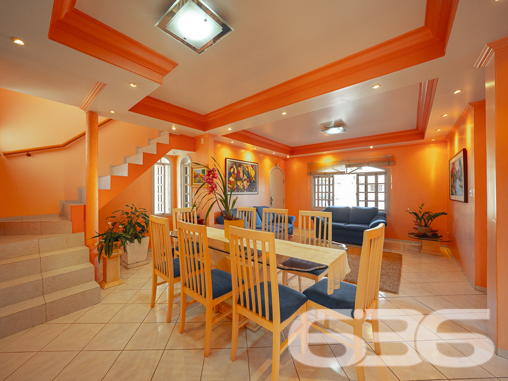 BELA CASA A VENDA, VENHA CONHECER ESTE IMÓVEL NO BAIRRO FLORESTA - ESTUDA PERMUTA

Descubra o conforto em um imóvel averbado de 361,36m², localizado no bairro Floresta, em Joinville. Esta casa espetacular oferece uma combinação perfeita de design moderno, comodidades de alta qualidade e uma localização estratégica próxima a todas as necessidades do dia a dia.

COMPOSIÇÃO E EXPERIÊNCIA:
A casa é composta por uma suíte com closet + 2 dormitórios, três banheiros e duas garagens cobertas. A sala de estar e jantar são espaçosas, ideais para receber amigos e familiares. A cozinha gourmet e a área de festas com churrasqueira e fogão a lenha são perfeitas para os amantes da boa culinária. Além disso, o imóvel conta com um home office, despensa e um belo jardim.

LOCALIZAÇÃO PRIVILEGIADA:
Situada no bairro Floresta, a propriedade está próxima de escolas, mercados, terminal de ônibus e agências bancárias. Tudo o que você precisa está ao alcance de suas mãos.

636 NEGÓCIOS IMOBILIÁRIOS: A SUA MELHOR ESCOLHA
Com mais de 30 anos de experiência, a 636 Negócios Imobiliários é a sua parceira confiável na busca pelo lar ideal. Os móveis planejados ficam no imóvel, tornando esta oferta ainda mais atraente. Entre em contato conosco para mais informações.
Telefone: (47) 3451-0636
WhatsApp: (47) 99190-0636