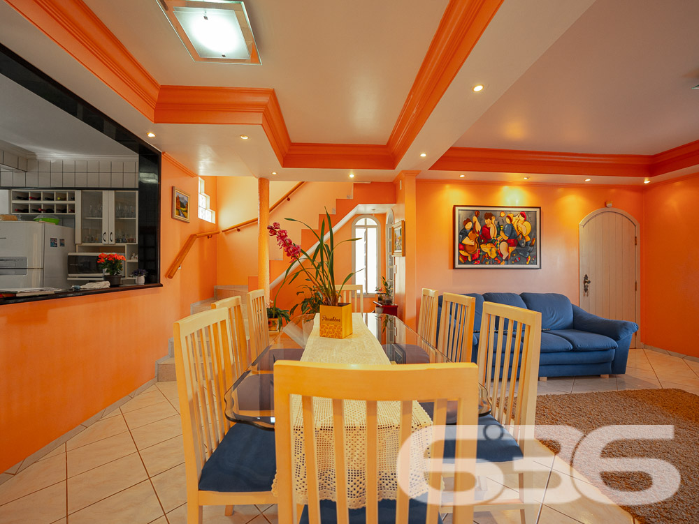 BELA CASA A VENDA, VENHA CONHECER ESTE IMÓVEL NO BAIRRO FLORESTA - ESTUDA PERMUTA

Descubra o conforto em um imóvel averbado de 361,36m², localizado no bairro Floresta, em Joinville. Esta casa espetacular oferece uma combinação perfeita de design moderno, comodidades de alta qualidade e uma localização estratégica próxima a todas as necessidades do dia a dia.

COMPOSIÇÃO E EXPERIÊNCIA:
A casa é composta por uma suíte com closet + 2 dormitórios, três banheiros e duas garagens cobertas. A sala de estar e jantar são espaçosas, ideais para receber amigos e familiares. A cozinha gourmet e a área de festas com churrasqueira e fogão a lenha são perfeitas para os amantes da boa culinária. Além disso, o imóvel conta com um home office, despensa e um belo jardim.

LOCALIZAÇÃO PRIVILEGIADA:
Situada no bairro Floresta, a propriedade está próxima de escolas, mercados, terminal de ônibus e agências bancárias. Tudo o que você precisa está ao alcance de suas mãos.

636 NEGÓCIOS IMOBILIÁRIOS: A SUA MELHOR ESCOLHA
Com mais de 30 anos de experiência, a 636 Negócios Imobiliários é a sua parceira confiável na busca pelo lar ideal. Os móveis planejados ficam no imóvel, tornando esta oferta ainda mais atraente. Entre em contato conosco para mais informações.
Telefone: (47) 3451-0636
WhatsApp: (47) 99190-0636