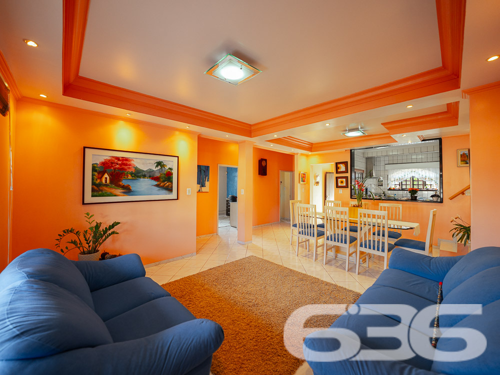 BELA CASA A VENDA, VENHA CONHECER ESTE IMÓVEL NO BAIRRO FLORESTA - ESTUDA PERMUTA

Descubra o conforto em um imóvel averbado de 361,36m², localizado no bairro Floresta, em Joinville. Esta casa espetacular oferece uma combinação perfeita de design moderno, comodidades de alta qualidade e uma localização estratégica próxima a todas as necessidades do dia a dia.

COMPOSIÇÃO E EXPERIÊNCIA:
A casa é composta por uma suíte com closet + 2 dormitórios, três banheiros e duas garagens cobertas. A sala de estar e jantar são espaçosas, ideais para receber amigos e familiares. A cozinha gourmet e a área de festas com churrasqueira e fogão a lenha são perfeitas para os amantes da boa culinária. Além disso, o imóvel conta com um home office, despensa e um belo jardim.

LOCALIZAÇÃO PRIVILEGIADA:
Situada no bairro Floresta, a propriedade está próxima de escolas, mercados, terminal de ônibus e agências bancárias. Tudo o que você precisa está ao alcance de suas mãos.

636 NEGÓCIOS IMOBILIÁRIOS: A SUA MELHOR ESCOLHA
Com mais de 30 anos de experiência, a 636 Negócios Imobiliários é a sua parceira confiável na busca pelo lar ideal. Os móveis planejados ficam no imóvel, tornando esta oferta ainda mais atraente. Entre em contato conosco para mais informações.
Telefone: (47) 3451-0636
WhatsApp: (47) 99190-0636