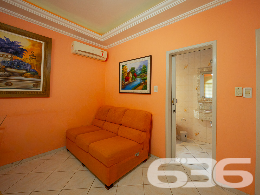 BELA CASA A VENDA, VENHA CONHECER ESTE IMÓVEL NO BAIRRO FLORESTA - ESTUDA PERMUTA

Descubra o conforto em um imóvel averbado de 361,36m², localizado no bairro Floresta, em Joinville. Esta casa espetacular oferece uma combinação perfeita de design moderno, comodidades de alta qualidade e uma localização estratégica próxima a todas as necessidades do dia a dia.

COMPOSIÇÃO E EXPERIÊNCIA:
A casa é composta por uma suíte com closet + 2 dormitórios, três banheiros e duas garagens cobertas. A sala de estar e jantar são espaçosas, ideais para receber amigos e familiares. A cozinha gourmet e a área de festas com churrasqueira e fogão a lenha são perfeitas para os amantes da boa culinária. Além disso, o imóvel conta com um home office, despensa e um belo jardim.

LOCALIZAÇÃO PRIVILEGIADA:
Situada no bairro Floresta, a propriedade está próxima de escolas, mercados, terminal de ônibus e agências bancárias. Tudo o que você precisa está ao alcance de suas mãos.

636 NEGÓCIOS IMOBILIÁRIOS: A SUA MELHOR ESCOLHA
Com mais de 30 anos de experiência, a 636 Negócios Imobiliários é a sua parceira confiável na busca pelo lar ideal. Os móveis planejados ficam no imóvel, tornando esta oferta ainda mais atraente. Entre em contato conosco para mais informações.
Telefone: (47) 3451-0636
WhatsApp: (47) 99190-0636