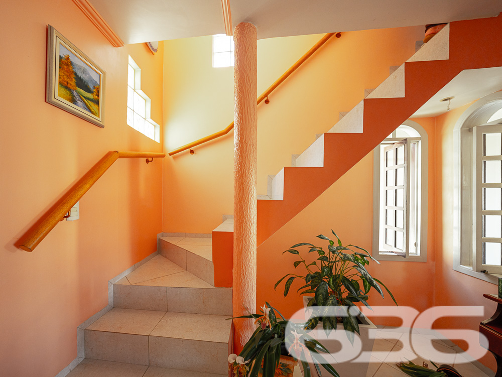 BELA CASA A VENDA, VENHA CONHECER ESTE IMÓVEL NO BAIRRO FLORESTA - ESTUDA PERMUTA

Descubra o conforto em um imóvel averbado de 361,36m², localizado no bairro Floresta, em Joinville. Esta casa espetacular oferece uma combinação perfeita de design moderno, comodidades de alta qualidade e uma localização estratégica próxima a todas as necessidades do dia a dia.

COMPOSIÇÃO E EXPERIÊNCIA:
A casa é composta por uma suíte com closet + 2 dormitórios, três banheiros e duas garagens cobertas. A sala de estar e jantar são espaçosas, ideais para receber amigos e familiares. A cozinha gourmet e a área de festas com churrasqueira e fogão a lenha são perfeitas para os amantes da boa culinária. Além disso, o imóvel conta com um home office, despensa e um belo jardim.

LOCALIZAÇÃO PRIVILEGIADA:
Situada no bairro Floresta, a propriedade está próxima de escolas, mercados, terminal de ônibus e agências bancárias. Tudo o que você precisa está ao alcance de suas mãos.

636 NEGÓCIOS IMOBILIÁRIOS: A SUA MELHOR ESCOLHA
Com mais de 30 anos de experiência, a 636 Negócios Imobiliários é a sua parceira confiável na busca pelo lar ideal. Os móveis planejados ficam no imóvel, tornando esta oferta ainda mais atraente. Entre em contato conosco para mais informações.
Telefone: (47) 3451-0636
WhatsApp: (47) 99190-0636