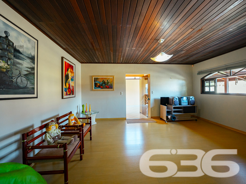 BELA CASA A VENDA, VENHA CONHECER ESTE IMÓVEL NO BAIRRO FLORESTA - ESTUDA PERMUTA

Descubra o conforto em um imóvel averbado de 361,36m², localizado no bairro Floresta, em Joinville. Esta casa espetacular oferece uma combinação perfeita de design moderno, comodidades de alta qualidade e uma localização estratégica próxima a todas as necessidades do dia a dia.

COMPOSIÇÃO E EXPERIÊNCIA:
A casa é composta por uma suíte com closet + 2 dormitórios, três banheiros e duas garagens cobertas. A sala de estar e jantar são espaçosas, ideais para receber amigos e familiares. A cozinha gourmet e a área de festas com churrasqueira e fogão a lenha são perfeitas para os amantes da boa culinária. Além disso, o imóvel conta com um home office, despensa e um belo jardim.

LOCALIZAÇÃO PRIVILEGIADA:
Situada no bairro Floresta, a propriedade está próxima de escolas, mercados, terminal de ônibus e agências bancárias. Tudo o que você precisa está ao alcance de suas mãos.

636 NEGÓCIOS IMOBILIÁRIOS: A SUA MELHOR ESCOLHA
Com mais de 30 anos de experiência, a 636 Negócios Imobiliários é a sua parceira confiável na busca pelo lar ideal. Os móveis planejados ficam no imóvel, tornando esta oferta ainda mais atraente. Entre em contato conosco para mais informações.
Telefone: (47) 3451-0636
WhatsApp: (47) 99190-0636