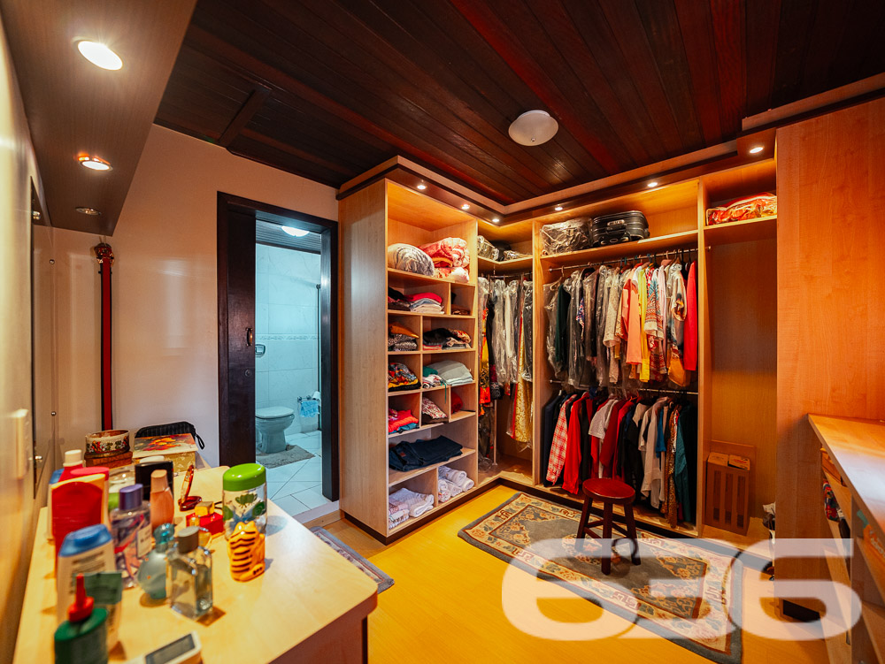 BELA CASA A VENDA, VENHA CONHECER ESTE IMÓVEL NO BAIRRO FLORESTA - ESTUDA PERMUTA

Descubra o conforto em um imóvel averbado de 361,36m², localizado no bairro Floresta, em Joinville. Esta casa espetacular oferece uma combinação perfeita de design moderno, comodidades de alta qualidade e uma localização estratégica próxima a todas as necessidades do dia a dia.

COMPOSIÇÃO E EXPERIÊNCIA:
A casa é composta por uma suíte com closet + 2 dormitórios, três banheiros e duas garagens cobertas. A sala de estar e jantar são espaçosas, ideais para receber amigos e familiares. A cozinha gourmet e a área de festas com churrasqueira e fogão a lenha são perfeitas para os amantes da boa culinária. Além disso, o imóvel conta com um home office, despensa e um belo jardim.

LOCALIZAÇÃO PRIVILEGIADA:
Situada no bairro Floresta, a propriedade está próxima de escolas, mercados, terminal de ônibus e agências bancárias. Tudo o que você precisa está ao alcance de suas mãos.

636 NEGÓCIOS IMOBILIÁRIOS: A SUA MELHOR ESCOLHA
Com mais de 30 anos de experiência, a 636 Negócios Imobiliários é a sua parceira confiável na busca pelo lar ideal. Os móveis planejados ficam no imóvel, tornando esta oferta ainda mais atraente. Entre em contato conosco para mais informações.
Telefone: (47) 3451-0636
WhatsApp: (47) 99190-0636