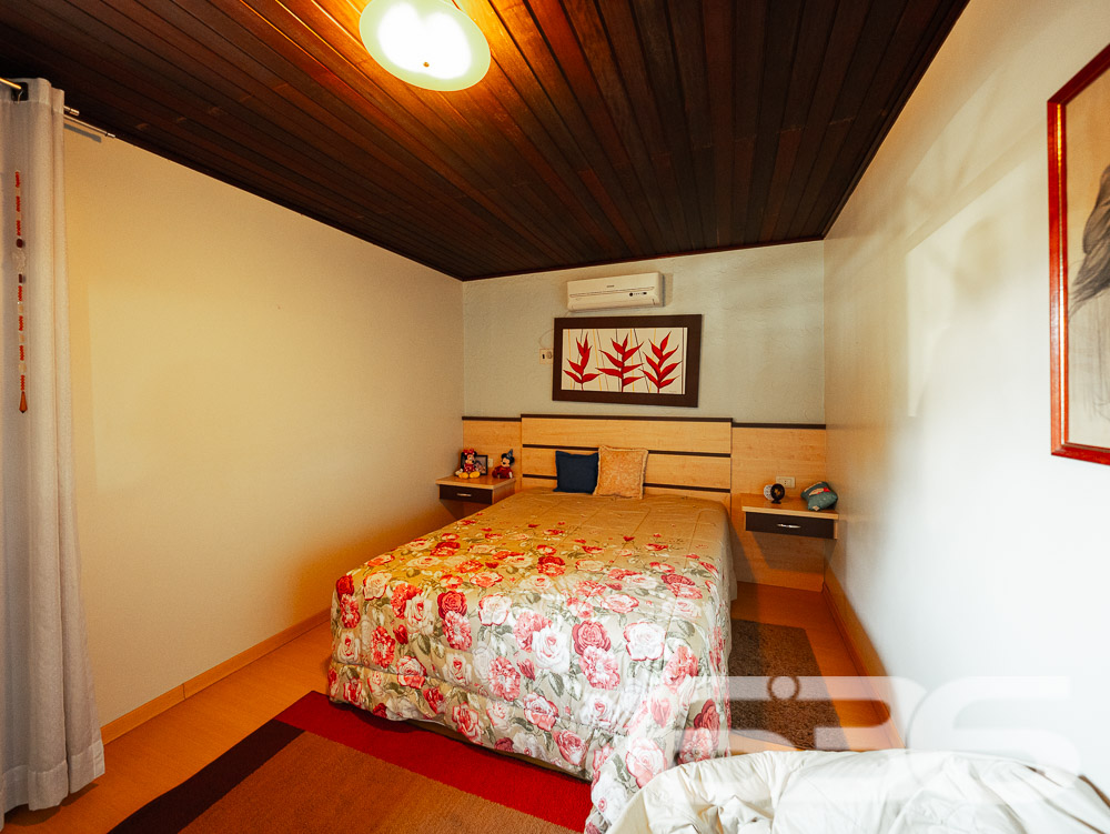 BELA CASA A VENDA, VENHA CONHECER ESTE IMÓVEL NO BAIRRO FLORESTA - ESTUDA PERMUTA

Descubra o conforto em um imóvel averbado de 361,36m², localizado no bairro Floresta, em Joinville. Esta casa espetacular oferece uma combinação perfeita de design moderno, comodidades de alta qualidade e uma localização estratégica próxima a todas as necessidades do dia a dia.

COMPOSIÇÃO E EXPERIÊNCIA:
A casa é composta por uma suíte com closet + 2 dormitórios, três banheiros e duas garagens cobertas. A sala de estar e jantar são espaçosas, ideais para receber amigos e familiares. A cozinha gourmet e a área de festas com churrasqueira e fogão a lenha são perfeitas para os amantes da boa culinária. Além disso, o imóvel conta com um home office, despensa e um belo jardim.

LOCALIZAÇÃO PRIVILEGIADA:
Situada no bairro Floresta, a propriedade está próxima de escolas, mercados, terminal de ônibus e agências bancárias. Tudo o que você precisa está ao alcance de suas mãos.

636 NEGÓCIOS IMOBILIÁRIOS: A SUA MELHOR ESCOLHA
Com mais de 30 anos de experiência, a 636 Negócios Imobiliários é a sua parceira confiável na busca pelo lar ideal. Os móveis planejados ficam no imóvel, tornando esta oferta ainda mais atraente. Entre em contato conosco para mais informações.
Telefone: (47) 3451-0636
WhatsApp: (47) 99190-0636
