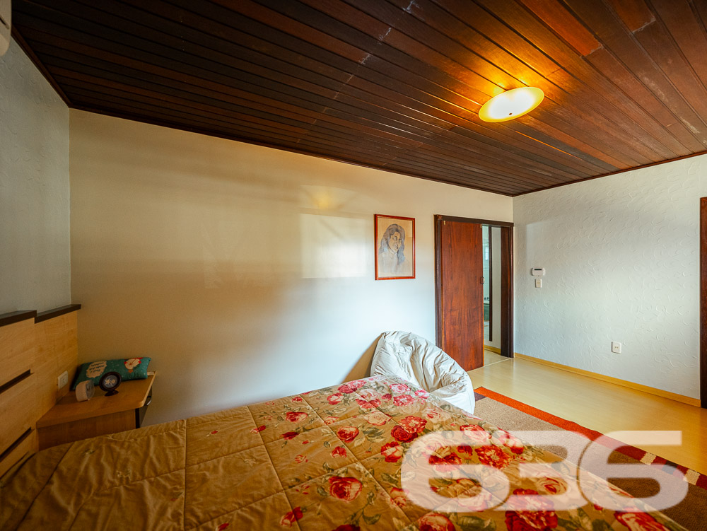 BELA CASA A VENDA, VENHA CONHECER ESTE IMÓVEL NO BAIRRO FLORESTA - ESTUDA PERMUTA

Descubra o conforto em um imóvel averbado de 361,36m², localizado no bairro Floresta, em Joinville. Esta casa espetacular oferece uma combinação perfeita de design moderno, comodidades de alta qualidade e uma localização estratégica próxima a todas as necessidades do dia a dia.

COMPOSIÇÃO E EXPERIÊNCIA:
A casa é composta por uma suíte com closet + 2 dormitórios, três banheiros e duas garagens cobertas. A sala de estar e jantar são espaçosas, ideais para receber amigos e familiares. A cozinha gourmet e a área de festas com churrasqueira e fogão a lenha são perfeitas para os amantes da boa culinária. Além disso, o imóvel conta com um home office, despensa e um belo jardim.

LOCALIZAÇÃO PRIVILEGIADA:
Situada no bairro Floresta, a propriedade está próxima de escolas, mercados, terminal de ônibus e agências bancárias. Tudo o que você precisa está ao alcance de suas mãos.

636 NEGÓCIOS IMOBILIÁRIOS: A SUA MELHOR ESCOLHA
Com mais de 30 anos de experiência, a 636 Negócios Imobiliários é a sua parceira confiável na busca pelo lar ideal. Os móveis planejados ficam no imóvel, tornando esta oferta ainda mais atraente. Entre em contato conosco para mais informações.
Telefone: (47) 3451-0636
WhatsApp: (47) 99190-0636