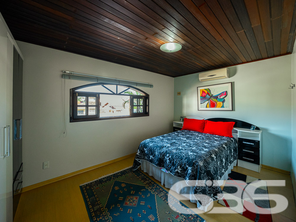 BELA CASA A VENDA, VENHA CONHECER ESTE IMÓVEL NO BAIRRO FLORESTA - ESTUDA PERMUTA

Descubra o conforto em um imóvel averbado de 361,36m², localizado no bairro Floresta, em Joinville. Esta casa espetacular oferece uma combinação perfeita de design moderno, comodidades de alta qualidade e uma localização estratégica próxima a todas as necessidades do dia a dia.

COMPOSIÇÃO E EXPERIÊNCIA:
A casa é composta por uma suíte com closet + 2 dormitórios, três banheiros e duas garagens cobertas. A sala de estar e jantar são espaçosas, ideais para receber amigos e familiares. A cozinha gourmet e a área de festas com churrasqueira e fogão a lenha são perfeitas para os amantes da boa culinária. Além disso, o imóvel conta com um home office, despensa e um belo jardim.

LOCALIZAÇÃO PRIVILEGIADA:
Situada no bairro Floresta, a propriedade está próxima de escolas, mercados, terminal de ônibus e agências bancárias. Tudo o que você precisa está ao alcance de suas mãos.

636 NEGÓCIOS IMOBILIÁRIOS: A SUA MELHOR ESCOLHA
Com mais de 30 anos de experiência, a 636 Negócios Imobiliários é a sua parceira confiável na busca pelo lar ideal. Os móveis planejados ficam no imóvel, tornando esta oferta ainda mais atraente. Entre em contato conosco para mais informações.
Telefone: (47) 3451-0636
WhatsApp: (47) 99190-0636