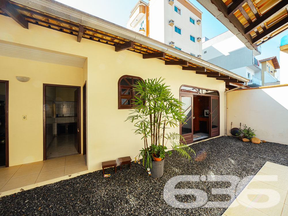 BELA CASA A VENDA, VENHA CONHECER ESTE IMÓVEL NO BAIRRO FLORESTA - ESTUDA PERMUTA

Descubra o conforto em um imóvel averbado de 361,36m², localizado no bairro Floresta, em Joinville. Esta casa espetacular oferece uma combinação perfeita de design moderno, comodidades de alta qualidade e uma localização estratégica próxima a todas as necessidades do dia a dia.

COMPOSIÇÃO E EXPERIÊNCIA:
A casa é composta por uma suíte com closet + 2 dormitórios, três banheiros e duas garagens cobertas. A sala de estar e jantar são espaçosas, ideais para receber amigos e familiares. A cozinha gourmet e a área de festas com churrasqueira e fogão a lenha são perfeitas para os amantes da boa culinária. Além disso, o imóvel conta com um home office, despensa e um belo jardim.

LOCALIZAÇÃO PRIVILEGIADA:
Situada no bairro Floresta, a propriedade está próxima de escolas, mercados, terminal de ônibus e agências bancárias. Tudo o que você precisa está ao alcance de suas mãos.

636 NEGÓCIOS IMOBILIÁRIOS: A SUA MELHOR ESCOLHA
Com mais de 30 anos de experiência, a 636 Negócios Imobiliários é a sua parceira confiável na busca pelo lar ideal. Os móveis planejados ficam no imóvel, tornando esta oferta ainda mais atraente. Entre em contato conosco para mais informações.
Telefone: (47) 3451-0636
WhatsApp: (47) 99190-0636