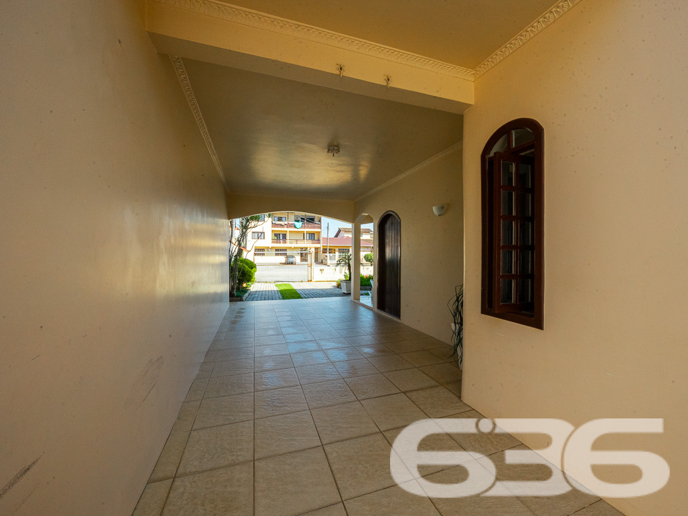 BELA CASA A VENDA, VENHA CONHECER ESTE IMÓVEL NO BAIRRO FLORESTA - ESTUDA PERMUTA

Descubra o conforto em um imóvel averbado de 361,36m², localizado no bairro Floresta, em Joinville. Esta casa espetacular oferece uma combinação perfeita de design moderno, comodidades de alta qualidade e uma localização estratégica próxima a todas as necessidades do dia a dia.

COMPOSIÇÃO E EXPERIÊNCIA:
A casa é composta por uma suíte com closet + 2 dormitórios, três banheiros e duas garagens cobertas. A sala de estar e jantar são espaçosas, ideais para receber amigos e familiares. A cozinha gourmet e a área de festas com churrasqueira e fogão a lenha são perfeitas para os amantes da boa culinária. Além disso, o imóvel conta com um home office, despensa e um belo jardim.

LOCALIZAÇÃO PRIVILEGIADA:
Situada no bairro Floresta, a propriedade está próxima de escolas, mercados, terminal de ônibus e agências bancárias. Tudo o que você precisa está ao alcance de suas mãos.

636 NEGÓCIOS IMOBILIÁRIOS: A SUA MELHOR ESCOLHA
Com mais de 30 anos de experiência, a 636 Negócios Imobiliários é a sua parceira confiável na busca pelo lar ideal. Os móveis planejados ficam no imóvel, tornando esta oferta ainda mais atraente. Entre em contato conosco para mais informações.
Telefone: (47) 3451-0636
WhatsApp: (47) 99190-0636
