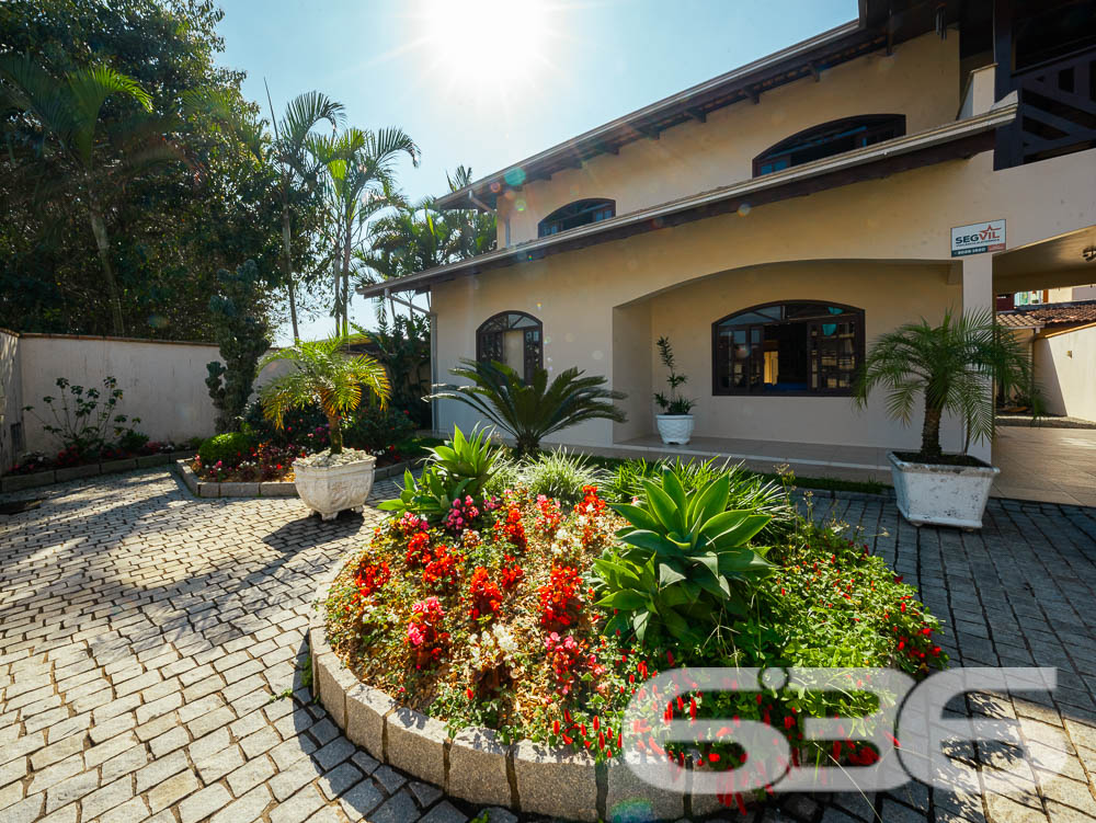 BELA CASA A VENDA, VENHA CONHECER ESTE IMÓVEL NO BAIRRO FLORESTA - ESTUDA PERMUTA

Descubra o conforto em um imóvel averbado de 361,36m², localizado no bairro Floresta, em Joinville. Esta casa espetacular oferece uma combinação perfeita de design moderno, comodidades de alta qualidade e uma localização estratégica próxima a todas as necessidades do dia a dia.

COMPOSIÇÃO E EXPERIÊNCIA:
A casa é composta por uma suíte com closet + 2 dormitórios, três banheiros e duas garagens cobertas. A sala de estar e jantar são espaçosas, ideais para receber amigos e familiares. A cozinha gourmet e a área de festas com churrasqueira e fogão a lenha são perfeitas para os amantes da boa culinária. Além disso, o imóvel conta com um home office, despensa e um belo jardim.

LOCALIZAÇÃO PRIVILEGIADA:
Situada no bairro Floresta, a propriedade está próxima de escolas, mercados, terminal de ônibus e agências bancárias. Tudo o que você precisa está ao alcance de suas mãos.

636 NEGÓCIOS IMOBILIÁRIOS: A SUA MELHOR ESCOLHA
Com mais de 30 anos de experiência, a 636 Negócios Imobiliários é a sua parceira confiável na busca pelo lar ideal. Os móveis planejados ficam no imóvel, tornando esta oferta ainda mais atraente. Entre em contato conosco para mais informações.
Telefone: (47) 3451-0636
WhatsApp: (47) 99190-0636