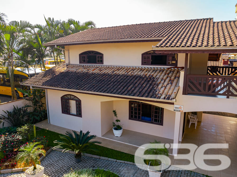 BELA CASA A VENDA, VENHA CONHECER ESTE IMÓVEL NO BAIRRO FLORESTA - ESTUDA PERMUTA

Descubra o conforto em um imóvel averbado de 361,36m², localizado no bairro Floresta, em Joinville. Esta casa espetacular oferece uma combinação perfeita de design moderno, comodidades de alta qualidade e uma localização estratégica próxima a todas as necessidades do dia a dia.

COMPOSIÇÃO E EXPERIÊNCIA:
A casa é composta por uma suíte com closet + 2 dormitórios, três banheiros e duas garagens cobertas. A sala de estar e jantar são espaçosas, ideais para receber amigos e familiares. A cozinha gourmet e a área de festas com churrasqueira e fogão a lenha são perfeitas para os amantes da boa culinária. Além disso, o imóvel conta com um home office, despensa e um belo jardim.

LOCALIZAÇÃO PRIVILEGIADA:
Situada no bairro Floresta, a propriedade está próxima de escolas, mercados, terminal de ônibus e agências bancárias. Tudo o que você precisa está ao alcance de suas mãos.

636 NEGÓCIOS IMOBILIÁRIOS: A SUA MELHOR ESCOLHA
Com mais de 30 anos de experiência, a 636 Negócios Imobiliários é a sua parceira confiável na busca pelo lar ideal. Os móveis planejados ficam no imóvel, tornando esta oferta ainda mais atraente. Entre em contato conosco para mais informações.
Telefone: (47) 3451-0636
WhatsApp: (47) 99190-0636