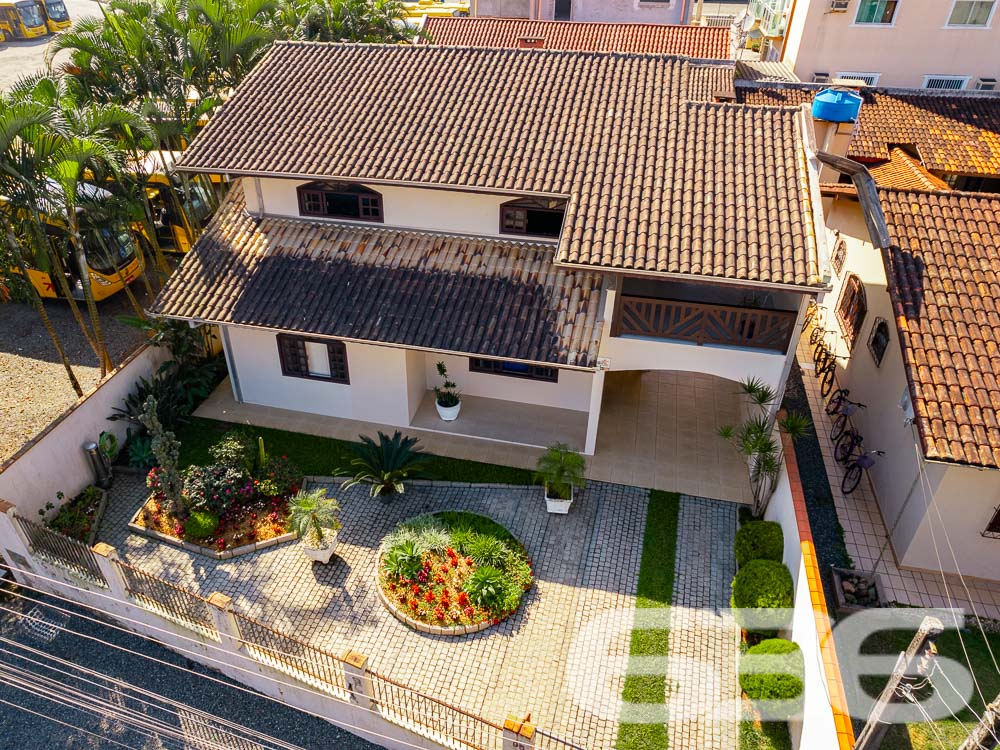 BELA CASA A VENDA, VENHA CONHECER ESTE IMÓVEL NO BAIRRO FLORESTA - ESTUDA PERMUTA

Descubra o conforto em um imóvel averbado de 361,36m², localizado no bairro Floresta, em Joinville. Esta casa espetacular oferece uma combinação perfeita de design moderno, comodidades de alta qualidade e uma localização estratégica próxima a todas as necessidades do dia a dia.

COMPOSIÇÃO E EXPERIÊNCIA:
A casa é composta por uma suíte com closet + 2 dormitórios, três banheiros e duas garagens cobertas. A sala de estar e jantar são espaçosas, ideais para receber amigos e familiares. A cozinha gourmet e a área de festas com churrasqueira e fogão a lenha são perfeitas para os amantes da boa culinária. Além disso, o imóvel conta com um home office, despensa e um belo jardim.

LOCALIZAÇÃO PRIVILEGIADA:
Situada no bairro Floresta, a propriedade está próxima de escolas, mercados, terminal de ônibus e agências bancárias. Tudo o que você precisa está ao alcance de suas mãos.

636 NEGÓCIOS IMOBILIÁRIOS: A SUA MELHOR ESCOLHA
Com mais de 30 anos de experiência, a 636 Negócios Imobiliários é a sua parceira confiável na busca pelo lar ideal. Os móveis planejados ficam no imóvel, tornando esta oferta ainda mais atraente. Entre em contato conosco para mais informações.
Telefone: (47) 3451-0636
WhatsApp: (47) 99190-0636