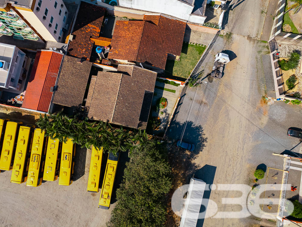 BELA CASA A VENDA, VENHA CONHECER ESTE IMÓVEL NO BAIRRO FLORESTA - ESTUDA PERMUTA

Descubra o conforto em um imóvel averbado de 361,36m², localizado no bairro Floresta, em Joinville. Esta casa espetacular oferece uma combinação perfeita de design moderno, comodidades de alta qualidade e uma localização estratégica próxima a todas as necessidades do dia a dia.

COMPOSIÇÃO E EXPERIÊNCIA:
A casa é composta por uma suíte com closet + 2 dormitórios, três banheiros e duas garagens cobertas. A sala de estar e jantar são espaçosas, ideais para receber amigos e familiares. A cozinha gourmet e a área de festas com churrasqueira e fogão a lenha são perfeitas para os amantes da boa culinária. Além disso, o imóvel conta com um home office, despensa e um belo jardim.

LOCALIZAÇÃO PRIVILEGIADA:
Situada no bairro Floresta, a propriedade está próxima de escolas, mercados, terminal de ônibus e agências bancárias. Tudo o que você precisa está ao alcance de suas mãos.

636 NEGÓCIOS IMOBILIÁRIOS: A SUA MELHOR ESCOLHA
Com mais de 30 anos de experiência, a 636 Negócios Imobiliários é a sua parceira confiável na busca pelo lar ideal. Os móveis planejados ficam no imóvel, tornando esta oferta ainda mais atraente. Entre em contato conosco para mais informações.
Telefone: (47) 3451-0636
WhatsApp: (47) 99190-0636