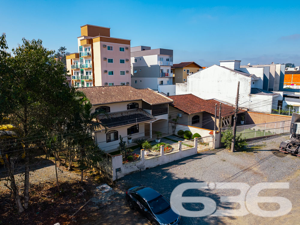 BELA CASA A VENDA, VENHA CONHECER ESTE IMÓVEL NO BAIRRO FLORESTA - ESTUDA PERMUTA

Descubra o conforto em um imóvel averbado de 361,36m², localizado no bairro Floresta, em Joinville. Esta casa espetacular oferece uma combinação perfeita de design moderno, comodidades de alta qualidade e uma localização estratégica próxima a todas as necessidades do dia a dia.

COMPOSIÇÃO E EXPERIÊNCIA:
A casa é composta por uma suíte com closet + 2 dormitórios, três banheiros e duas garagens cobertas. A sala de estar e jantar são espaçosas, ideais para receber amigos e familiares. A cozinha gourmet e a área de festas com churrasqueira e fogão a lenha são perfeitas para os amantes da boa culinária. Além disso, o imóvel conta com um home office, despensa e um belo jardim.

LOCALIZAÇÃO PRIVILEGIADA:
Situada no bairro Floresta, a propriedade está próxima de escolas, mercados, terminal de ônibus e agências bancárias. Tudo o que você precisa está ao alcance de suas mãos.

636 NEGÓCIOS IMOBILIÁRIOS: A SUA MELHOR ESCOLHA
Com mais de 30 anos de experiência, a 636 Negócios Imobiliários é a sua parceira confiável na busca pelo lar ideal. Os móveis planejados ficam no imóvel, tornando esta oferta ainda mais atraente. Entre em contato conosco para mais informações.
Telefone: (47) 3451-0636
WhatsApp: (47) 99190-0636