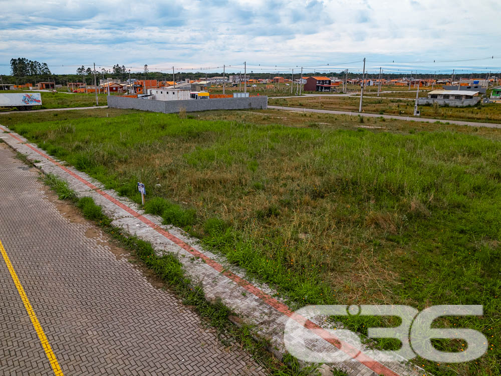 VENDE-SE TERRENO EM ARAQUARI - COLÉGIO AGRÍCOLA

Imagine construir a casa dos seus sonhos ou iniciar um novo empreendimento em um terreno plano e regular, com 240m² de área total. Com 12 metros de frente e 20 metros nas laterais, este terreno no bairro Colégio Agrícola em Araquari é a tela em branco perfeita para você pintar seu futuro.

ESPAÇO E FLEXIBILIDADE:
Este terreno oferece um amplo espaço para você materializar suas ideias. Seja uma casa com jardim e área de lazer ou um estabelecimento comercial, as possibilidades são infinitas. O lote é plano e regular, o que facilita qualquer tipo de construção.

LOCALIZAÇÃO PRIVILEGIADA:
O terreno está situado no bairro Colégio Agrícola, uma região em crescimento na cidade de Araquari. A localização é ideal para quem busca tranquilidade sem abrir mão da proximidade com o centro da cidade.

A 636 NEGÓCIOS IMOBILIÁRIOS É SUA MELHOR ESCOLHA:
Com mais de 30 anos de experiência no mercado imobiliário, a 636 Negócios Imobiliários é a sua parceira de confiança. Entre em contato conosco para mais informações e agende sua visita hoje mesmo.
Telefone: (47) 3451-0636
WhatsApp: (47) 99190-0636