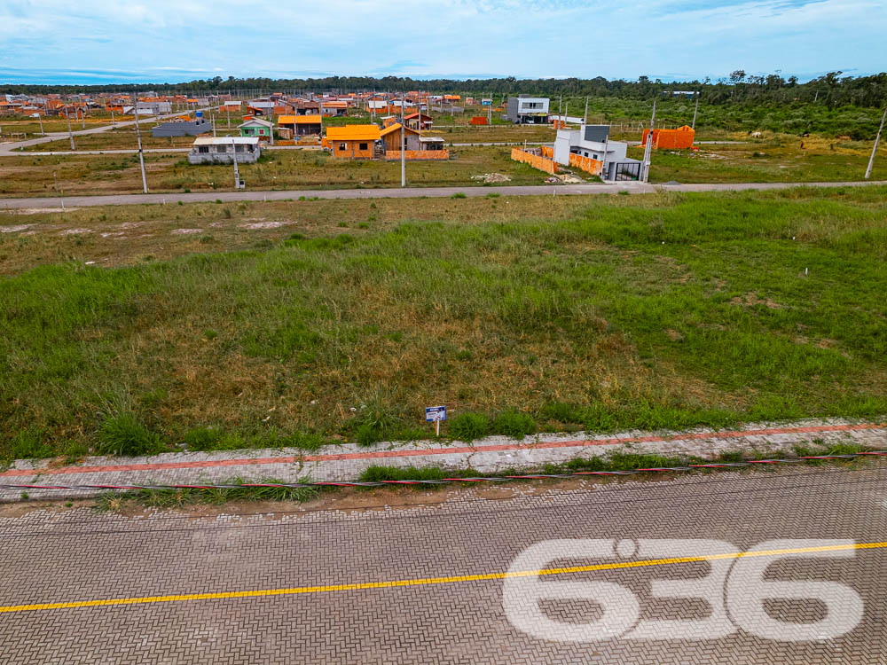 VENDE-SE TERRENO EM ARAQUARI - COLÉGIO AGRÍCOLA

Imagine construir a casa dos seus sonhos ou iniciar um novo empreendimento em um terreno plano e regular, com 240m² de área total. Com 12 metros de frente e 20 metros nas laterais, este terreno no bairro Colégio Agrícola em Araquari é a tela em branco perfeita para você pintar seu futuro.

ESPAÇO E FLEXIBILIDADE:
Este terreno oferece um amplo espaço para você materializar suas ideias. Seja uma casa com jardim e área de lazer ou um estabelecimento comercial, as possibilidades são infinitas. O lote é plano e regular, o que facilita qualquer tipo de construção.

LOCALIZAÇÃO PRIVILEGIADA:
O terreno está situado no bairro Colégio Agrícola, uma região em crescimento na cidade de Araquari. A localização é ideal para quem busca tranquilidade sem abrir mão da proximidade com o centro da cidade.

A 636 NEGÓCIOS IMOBILIÁRIOS É SUA MELHOR ESCOLHA:
Com mais de 30 anos de experiência no mercado imobiliário, a 636 Negócios Imobiliários é a sua parceira de confiança. Entre em contato conosco para mais informações e agende sua visita hoje mesmo.
Telefone: (47) 3451-0636
WhatsApp: (47) 99190-0636