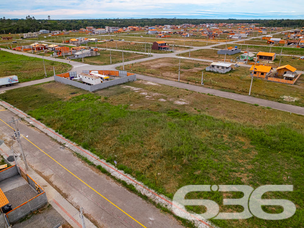 VENDE-SE TERRENO EM ARAQUARI - COLÉGIO AGRÍCOLA

Imagine construir a casa dos seus sonhos ou iniciar um novo empreendimento em um terreno plano e regular, com 240m² de área total. Com 12 metros de frente e 20 metros nas laterais, este terreno no bairro Colégio Agrícola em Araquari é a tela em branco perfeita para você pintar seu futuro.

ESPAÇO E FLEXIBILIDADE:
Este terreno oferece um amplo espaço para você materializar suas ideias. Seja uma casa com jardim e área de lazer ou um estabelecimento comercial, as possibilidades são infinitas. O lote é plano e regular, o que facilita qualquer tipo de construção.

LOCALIZAÇÃO PRIVILEGIADA:
O terreno está situado no bairro Colégio Agrícola, uma região em crescimento na cidade de Araquari. A localização é ideal para quem busca tranquilidade sem abrir mão da proximidade com o centro da cidade.

A 636 NEGÓCIOS IMOBILIÁRIOS É SUA MELHOR ESCOLHA:
Com mais de 30 anos de experiência no mercado imobiliário, a 636 Negócios Imobiliários é a sua parceira de confiança. Entre em contato conosco para mais informações e agende sua visita hoje mesmo.
Telefone: (47) 3451-0636
WhatsApp: (47) 99190-0636