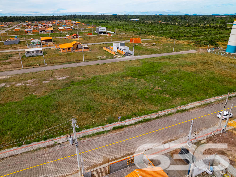 VENDE-SE TERRENO EM ARAQUARI - COLÉGIO AGRÍCOLA

Imagine construir a casa dos seus sonhos ou iniciar um novo empreendimento em um terreno plano e regular, com 240m² de área total. Com 12 metros de frente e 20 metros nas laterais, este terreno no bairro Colégio Agrícola em Araquari é a tela em branco perfeita para você pintar seu futuro.

ESPAÇO E FLEXIBILIDADE:
Este terreno oferece um amplo espaço para você materializar suas ideias. Seja uma casa com jardim e área de lazer ou um estabelecimento comercial, as possibilidades são infinitas. O lote é plano e regular, o que facilita qualquer tipo de construção.

LOCALIZAÇÃO PRIVILEGIADA:
O terreno está situado no bairro Colégio Agrícola, uma região em crescimento na cidade de Araquari. A localização é ideal para quem busca tranquilidade sem abrir mão da proximidade com o centro da cidade.

A 636 NEGÓCIOS IMOBILIÁRIOS É SUA MELHOR ESCOLHA:
Com mais de 30 anos de experiência no mercado imobiliário, a 636 Negócios Imobiliários é a sua parceira de confiança. Entre em contato conosco para mais informações e agende sua visita hoje mesmo.
Telefone: (47) 3451-0636
WhatsApp: (47) 99190-0636