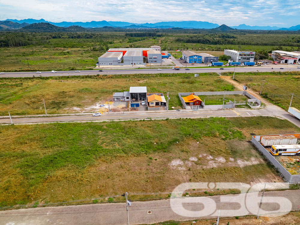 VENDE-SE TERRENO EM ARAQUARI - COLÉGIO AGRÍCOLA

Imagine construir a casa dos seus sonhos ou iniciar um novo empreendimento em um terreno plano e regular, com 240m² de área total. Com 12 metros de frente e 20 metros nas laterais, este terreno no bairro Colégio Agrícola em Araquari é a tela em branco perfeita para você pintar seu futuro.

ESPAÇO E FLEXIBILIDADE:
Este terreno oferece um amplo espaço para você materializar suas ideias. Seja uma casa com jardim e área de lazer ou um estabelecimento comercial, as possibilidades são infinitas. O lote é plano e regular, o que facilita qualquer tipo de construção.

LOCALIZAÇÃO PRIVILEGIADA:
O terreno está situado no bairro Colégio Agrícola, uma região em crescimento na cidade de Araquari. A localização é ideal para quem busca tranquilidade sem abrir mão da proximidade com o centro da cidade.

A 636 NEGÓCIOS IMOBILIÁRIOS É SUA MELHOR ESCOLHA:
Com mais de 30 anos de experiência no mercado imobiliário, a 636 Negócios Imobiliários é a sua parceira de confiança. Entre em contato conosco para mais informações e agende sua visita hoje mesmo.
Telefone: (47) 3451-0636
WhatsApp: (47) 99190-0636