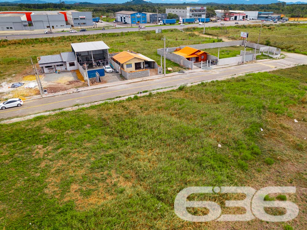 VENDE-SE TERRENO EM ARAQUARI - COLÉGIO AGRÍCOLA

Imagine construir a casa dos seus sonhos ou iniciar um novo empreendimento em um terreno plano e regular, com 240m² de área total. Com 12 metros de frente e 20 metros nas laterais, este terreno no bairro Colégio Agrícola em Araquari é a tela em branco perfeita para você pintar seu futuro.

ESPAÇO E FLEXIBILIDADE:
Este terreno oferece um amplo espaço para você materializar suas ideias. Seja uma casa com jardim e área de lazer ou um estabelecimento comercial, as possibilidades são infinitas. O lote é plano e regular, o que facilita qualquer tipo de construção.

LOCALIZAÇÃO PRIVILEGIADA:
O terreno está situado no bairro Colégio Agrícola, uma região em crescimento na cidade de Araquari. A localização é ideal para quem busca tranquilidade sem abrir mão da proximidade com o centro da cidade.

A 636 NEGÓCIOS IMOBILIÁRIOS É SUA MELHOR ESCOLHA:
Com mais de 30 anos de experiência no mercado imobiliário, a 636 Negócios Imobiliários é a sua parceira de confiança. Entre em contato conosco para mais informações e agende sua visita hoje mesmo.
Telefone: (47) 3451-0636
WhatsApp: (47) 99190-0636