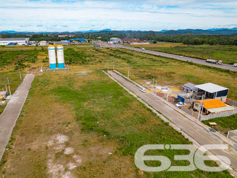 VENDE-SE TERRENO EM ARAQUARI - COLÉGIO AGRÍCOLA

Imagine construir a casa dos seus sonhos ou iniciar um novo empreendimento em um terreno plano e regular, com 240m² de área total. Com 12 metros de frente e 20 metros nas laterais, este terreno no bairro Colégio Agrícola em Araquari é a tela em branco perfeita para você pintar seu futuro.

ESPAÇO E FLEXIBILIDADE:
Este terreno oferece um amplo espaço para você materializar suas ideias. Seja uma casa com jardim e área de lazer ou um estabelecimento comercial, as possibilidades são infinitas. O lote é plano e regular, o que facilita qualquer tipo de construção.

LOCALIZAÇÃO PRIVILEGIADA:
O terreno está situado no bairro Colégio Agrícola, uma região em crescimento na cidade de Araquari. A localização é ideal para quem busca tranquilidade sem abrir mão da proximidade com o centro da cidade.

A 636 NEGÓCIOS IMOBILIÁRIOS É SUA MELHOR ESCOLHA:
Com mais de 30 anos de experiência no mercado imobiliário, a 636 Negócios Imobiliários é a sua parceira de confiança. Entre em contato conosco para mais informações e agende sua visita hoje mesmo.
Telefone: (47) 3451-0636
WhatsApp: (47) 99190-0636