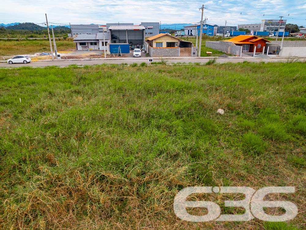VENDE-SE TERRENO EM ARAQUARI - COLÉGIO AGRÍCOLA

Imagine construir a casa dos seus sonhos ou iniciar um novo empreendimento em um terreno plano e regular, com 240m² de área total. Com 12 metros de frente e 20 metros nas laterais, este terreno no bairro Colégio Agrícola em Araquari é a tela em branco perfeita para você pintar seu futuro.

ESPAÇO E FLEXIBILIDADE:
Este terreno oferece um amplo espaço para você materializar suas ideias. Seja uma casa com jardim e área de lazer ou um estabelecimento comercial, as possibilidades são infinitas. O lote é plano e regular, o que facilita qualquer tipo de construção.

LOCALIZAÇÃO PRIVILEGIADA:
O terreno está situado no bairro Colégio Agrícola, uma região em crescimento na cidade de Araquari. A localização é ideal para quem busca tranquilidade sem abrir mão da proximidade com o centro da cidade.

A 636 NEGÓCIOS IMOBILIÁRIOS É SUA MELHOR ESCOLHA:
Com mais de 30 anos de experiência no mercado imobiliário, a 636 Negócios Imobiliários é a sua parceira de confiança. Entre em contato conosco para mais informações e agende sua visita hoje mesmo.
Telefone: (47) 3451-0636
WhatsApp: (47) 99190-0636