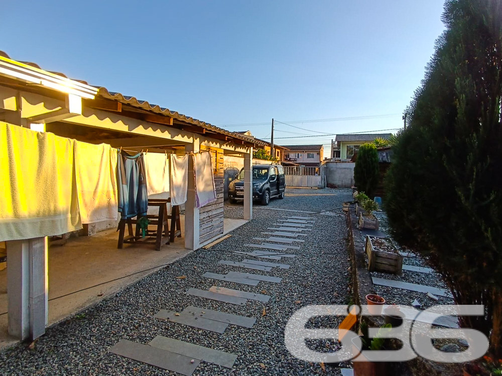 IMÓVEL COM 2 DORMITÓRIOS NO BAIRRO JARDIM PARAÍSO

Procurando o lugar perfeito para chamar de lar em Joinville? Este imóvel no bairro Jardim Paraíso é a resposta. Com uma área construída de 100m² em um terreno de 360m², a propriedade oferece 2 dormitórios, banheiro, e garagens cobertas e descobertas, além de uma piscina convidativa.

CONFORTO E LAZER EM CADA CANTO:
Esta casa foi projetada para proporcionar a melhor qualidade de vida. O espaço conta com 2 dormitórios aconchegantes, uma sala de estar para momentos relaxantes e uma cozinha prática. Mas o destaque fica por conta da área externa: uma piscina para os dias de calor e um gazebo para desfrutar de momentos ao ar livre.

LOCALIZAÇÃO PRIVILEGIADA:
Aqui, você estará perto de tudo o que precisa para viver bem, desde supermercados até escolas e hospitais.

ESCOLHA A 636 NEGÓCIOS IMOBILIÁRIOS:
Com mais de 30 anos de experiência, a 636 Negócios Imobiliários é a escolha certa para quem busca segurança e confiabilidade. Entre em contato conosco para mais informações e agende sua visita hoje mesmo.
Telefone: (47) 3451-0636
WhatsApp: (47) 99190-0636