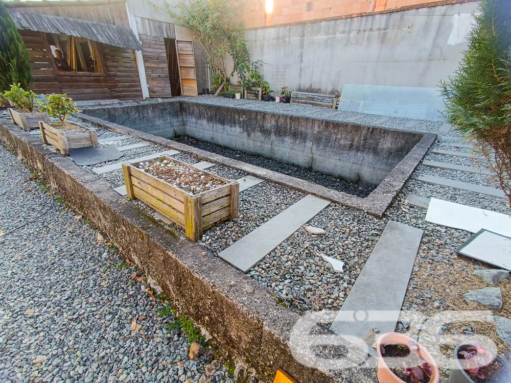 IMÓVEL COM 2 DORMITÓRIOS NO BAIRRO JARDIM PARAÍSO

Procurando o lugar perfeito para chamar de lar em Joinville? Este imóvel no bairro Jardim Paraíso é a resposta. Com uma área construída de 100m² em um terreno de 360m², a propriedade oferece 2 dormitórios, banheiro, e garagens cobertas e descobertas, além de uma piscina convidativa.

CONFORTO E LAZER EM CADA CANTO:
Esta casa foi projetada para proporcionar a melhor qualidade de vida. O espaço conta com 2 dormitórios aconchegantes, uma sala de estar para momentos relaxantes e uma cozinha prática. Mas o destaque fica por conta da área externa: uma piscina para os dias de calor e um gazebo para desfrutar de momentos ao ar livre.

LOCALIZAÇÃO PRIVILEGIADA:
Aqui, você estará perto de tudo o que precisa para viver bem, desde supermercados até escolas e hospitais.

ESCOLHA A 636 NEGÓCIOS IMOBILIÁRIOS:
Com mais de 30 anos de experiência, a 636 Negócios Imobiliários é a escolha certa para quem busca segurança e confiabilidade. Entre em contato conosco para mais informações e agende sua visita hoje mesmo.
Telefone: (47) 3451-0636
WhatsApp: (47) 99190-0636
