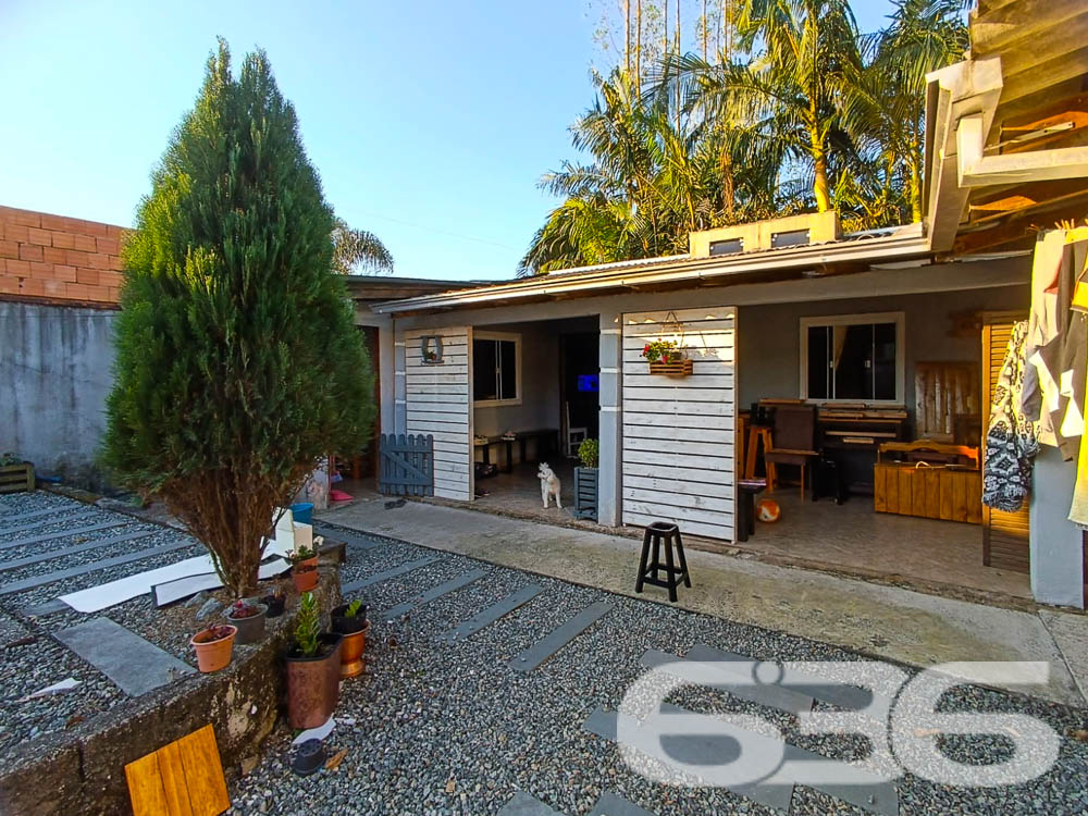 IMÓVEL COM 2 DORMITÓRIOS NO BAIRRO JARDIM PARAÍSO

Procurando o lugar perfeito para chamar de lar em Joinville? Este imóvel no bairro Jardim Paraíso é a resposta. Com uma área construída de 100m² em um terreno de 360m², a propriedade oferece 2 dormitórios, banheiro, e garagens cobertas e descobertas, além de uma piscina convidativa.

CONFORTO E LAZER EM CADA CANTO:
Esta casa foi projetada para proporcionar a melhor qualidade de vida. O espaço conta com 2 dormitórios aconchegantes, uma sala de estar para momentos relaxantes e uma cozinha prática. Mas o destaque fica por conta da área externa: uma piscina para os dias de calor e um gazebo para desfrutar de momentos ao ar livre.

LOCALIZAÇÃO PRIVILEGIADA:
Aqui, você estará perto de tudo o que precisa para viver bem, desde supermercados até escolas e hospitais.

ESCOLHA A 636 NEGÓCIOS IMOBILIÁRIOS:
Com mais de 30 anos de experiência, a 636 Negócios Imobiliários é a escolha certa para quem busca segurança e confiabilidade. Entre em contato conosco para mais informações e agende sua visita hoje mesmo.
Telefone: (47) 3451-0636
WhatsApp: (47) 99190-0636
