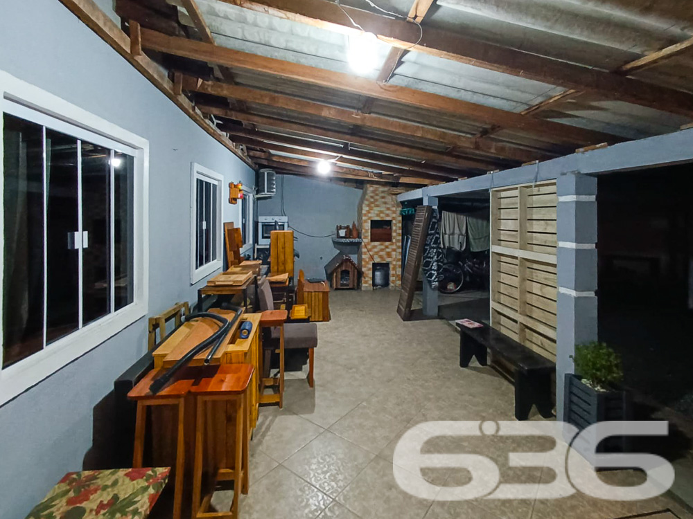 IMÓVEL COM 2 DORMITÓRIOS NO BAIRRO JARDIM PARAÍSO

Procurando o lugar perfeito para chamar de lar em Joinville? Este imóvel no bairro Jardim Paraíso é a resposta. Com uma área construída de 100m² em um terreno de 360m², a propriedade oferece 2 dormitórios, banheiro, e garagens cobertas e descobertas, além de uma piscina convidativa.

CONFORTO E LAZER EM CADA CANTO:
Esta casa foi projetada para proporcionar a melhor qualidade de vida. O espaço conta com 2 dormitórios aconchegantes, uma sala de estar para momentos relaxantes e uma cozinha prática. Mas o destaque fica por conta da área externa: uma piscina para os dias de calor e um gazebo para desfrutar de momentos ao ar livre.

LOCALIZAÇÃO PRIVILEGIADA:
Aqui, você estará perto de tudo o que precisa para viver bem, desde supermercados até escolas e hospitais.

ESCOLHA A 636 NEGÓCIOS IMOBILIÁRIOS:
Com mais de 30 anos de experiência, a 636 Negócios Imobiliários é a escolha certa para quem busca segurança e confiabilidade. Entre em contato conosco para mais informações e agende sua visita hoje mesmo.
Telefone: (47) 3451-0636
WhatsApp: (47) 99190-0636