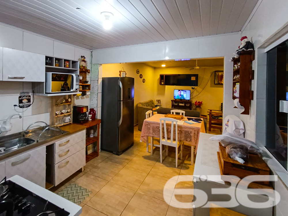 IMÓVEL COM 2 DORMITÓRIOS NO BAIRRO JARDIM PARAÍSO

Procurando o lugar perfeito para chamar de lar em Joinville? Este imóvel no bairro Jardim Paraíso é a resposta. Com uma área construída de 100m² em um terreno de 360m², a propriedade oferece 2 dormitórios, banheiro, e garagens cobertas e descobertas, além de uma piscina convidativa.

CONFORTO E LAZER EM CADA CANTO:
Esta casa foi projetada para proporcionar a melhor qualidade de vida. O espaço conta com 2 dormitórios aconchegantes, uma sala de estar para momentos relaxantes e uma cozinha prática. Mas o destaque fica por conta da área externa: uma piscina para os dias de calor e um gazebo para desfrutar de momentos ao ar livre.

LOCALIZAÇÃO PRIVILEGIADA:
Aqui, você estará perto de tudo o que precisa para viver bem, desde supermercados até escolas e hospitais.

ESCOLHA A 636 NEGÓCIOS IMOBILIÁRIOS:
Com mais de 30 anos de experiência, a 636 Negócios Imobiliários é a escolha certa para quem busca segurança e confiabilidade. Entre em contato conosco para mais informações e agende sua visita hoje mesmo.
Telefone: (47) 3451-0636
WhatsApp: (47) 99190-0636