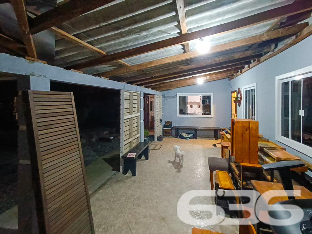 IMÓVEL COM 2 DORMITÓRIOS NO BAIRRO JARDIM PARAÍSO

Procurando o lugar perfeito para chamar de lar em Joinville? Este imóvel no bairro Jardim Paraíso é a resposta. Com uma área construída de 100m² em um terreno de 360m², a propriedade oferece 2 dormitórios, banheiro, e garagens cobertas e descobertas, além de uma piscina convidativa.

CONFORTO E LAZER EM CADA CANTO:
Esta casa foi projetada para proporcionar a melhor qualidade de vida. O espaço conta com 2 dormitórios aconchegantes, uma sala de estar para momentos relaxantes e uma cozinha prática. Mas o destaque fica por conta da área externa: uma piscina para os dias de calor e um gazebo para desfrutar de momentos ao ar livre.

LOCALIZAÇÃO PRIVILEGIADA:
Aqui, você estará perto de tudo o que precisa para viver bem, desde supermercados até escolas e hospitais.

ESCOLHA A 636 NEGÓCIOS IMOBILIÁRIOS:
Com mais de 30 anos de experiência, a 636 Negócios Imobiliários é a escolha certa para quem busca segurança e confiabilidade. Entre em contato conosco para mais informações e agende sua visita hoje mesmo.
Telefone: (47) 3451-0636
WhatsApp: (47) 99190-0636