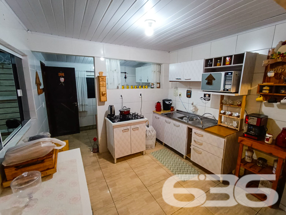 IMÓVEL COM 2 DORMITÓRIOS NO BAIRRO JARDIM PARAÍSO

Procurando o lugar perfeito para chamar de lar em Joinville? Este imóvel no bairro Jardim Paraíso é a resposta. Com uma área construída de 100m² em um terreno de 360m², a propriedade oferece 2 dormitórios, banheiro, e garagens cobertas e descobertas, além de uma piscina convidativa.

CONFORTO E LAZER EM CADA CANTO:
Esta casa foi projetada para proporcionar a melhor qualidade de vida. O espaço conta com 2 dormitórios aconchegantes, uma sala de estar para momentos relaxantes e uma cozinha prática. Mas o destaque fica por conta da área externa: uma piscina para os dias de calor e um gazebo para desfrutar de momentos ao ar livre.

LOCALIZAÇÃO PRIVILEGIADA:
Aqui, você estará perto de tudo o que precisa para viver bem, desde supermercados até escolas e hospitais.

ESCOLHA A 636 NEGÓCIOS IMOBILIÁRIOS:
Com mais de 30 anos de experiência, a 636 Negócios Imobiliários é a escolha certa para quem busca segurança e confiabilidade. Entre em contato conosco para mais informações e agende sua visita hoje mesmo.
Telefone: (47) 3451-0636
WhatsApp: (47) 99190-0636