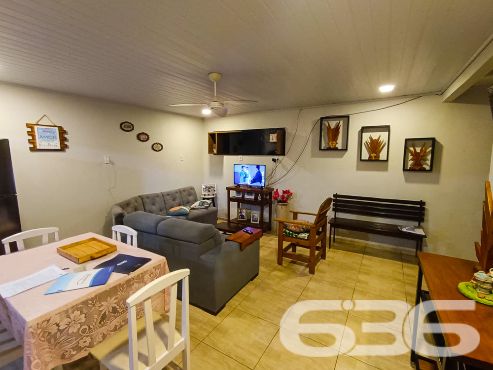 IMÓVEL COM 2 DORMITÓRIOS NO BAIRRO JARDIM PARAÍSO

Procurando o lugar perfeito para chamar de lar em Joinville? Este imóvel no bairro Jardim Paraíso é a resposta. Com uma área construída de 100m² em um terreno de 360m², a propriedade oferece 2 dormitórios, banheiro, e garagens cobertas e descobertas, além de uma piscina convidativa.

CONFORTO E LAZER EM CADA CANTO:
Esta casa foi projetada para proporcionar a melhor qualidade de vida. O espaço conta com 2 dormitórios aconchegantes, uma sala de estar para momentos relaxantes e uma cozinha prática. Mas o destaque fica por conta da área externa: uma piscina para os dias de calor e um gazebo para desfrutar de momentos ao ar livre.

LOCALIZAÇÃO PRIVILEGIADA:
Aqui, você estará perto de tudo o que precisa para viver bem, desde supermercados até escolas e hospitais.

ESCOLHA A 636 NEGÓCIOS IMOBILIÁRIOS:
Com mais de 30 anos de experiência, a 636 Negócios Imobiliários é a escolha certa para quem busca segurança e confiabilidade. Entre em contato conosco para mais informações e agende sua visita hoje mesmo.
Telefone: (47) 3451-0636
WhatsApp: (47) 99190-0636