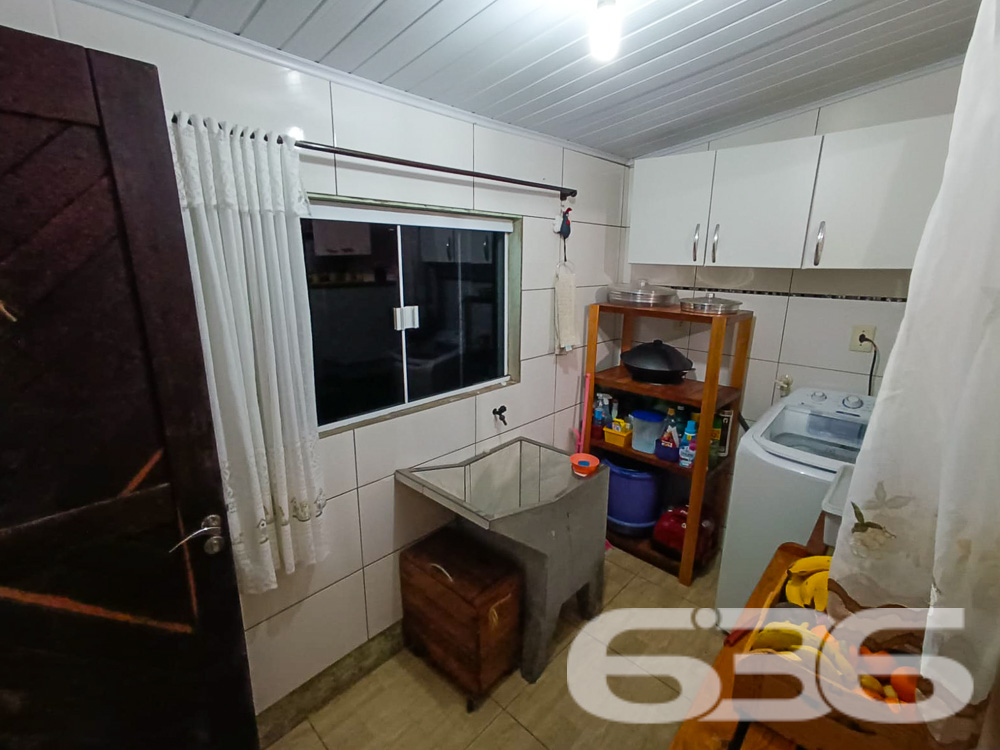 IMÓVEL COM 2 DORMITÓRIOS NO BAIRRO JARDIM PARAÍSO

Procurando o lugar perfeito para chamar de lar em Joinville? Este imóvel no bairro Jardim Paraíso é a resposta. Com uma área construída de 100m² em um terreno de 360m², a propriedade oferece 2 dormitórios, banheiro, e garagens cobertas e descobertas, além de uma piscina convidativa.

CONFORTO E LAZER EM CADA CANTO:
Esta casa foi projetada para proporcionar a melhor qualidade de vida. O espaço conta com 2 dormitórios aconchegantes, uma sala de estar para momentos relaxantes e uma cozinha prática. Mas o destaque fica por conta da área externa: uma piscina para os dias de calor e um gazebo para desfrutar de momentos ao ar livre.

LOCALIZAÇÃO PRIVILEGIADA:
Aqui, você estará perto de tudo o que precisa para viver bem, desde supermercados até escolas e hospitais.

ESCOLHA A 636 NEGÓCIOS IMOBILIÁRIOS:
Com mais de 30 anos de experiência, a 636 Negócios Imobiliários é a escolha certa para quem busca segurança e confiabilidade. Entre em contato conosco para mais informações e agende sua visita hoje mesmo.
Telefone: (47) 3451-0636
WhatsApp: (47) 99190-0636