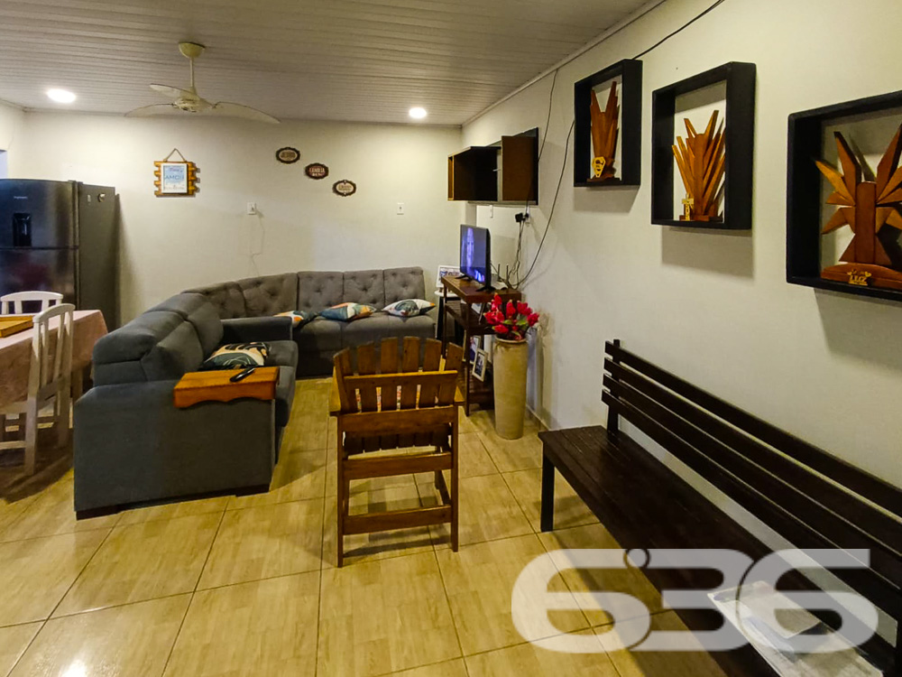 IMÓVEL COM 2 DORMITÓRIOS NO BAIRRO JARDIM PARAÍSO

Procurando o lugar perfeito para chamar de lar em Joinville? Este imóvel no bairro Jardim Paraíso é a resposta. Com uma área construída de 100m² em um terreno de 360m², a propriedade oferece 2 dormitórios, banheiro, e garagens cobertas e descobertas, além de uma piscina convidativa.

CONFORTO E LAZER EM CADA CANTO:
Esta casa foi projetada para proporcionar a melhor qualidade de vida. O espaço conta com 2 dormitórios aconchegantes, uma sala de estar para momentos relaxantes e uma cozinha prática. Mas o destaque fica por conta da área externa: uma piscina para os dias de calor e um gazebo para desfrutar de momentos ao ar livre.

LOCALIZAÇÃO PRIVILEGIADA:
Aqui, você estará perto de tudo o que precisa para viver bem, desde supermercados até escolas e hospitais.

ESCOLHA A 636 NEGÓCIOS IMOBILIÁRIOS:
Com mais de 30 anos de experiência, a 636 Negócios Imobiliários é a escolha certa para quem busca segurança e confiabilidade. Entre em contato conosco para mais informações e agende sua visita hoje mesmo.
Telefone: (47) 3451-0636
WhatsApp: (47) 99190-0636