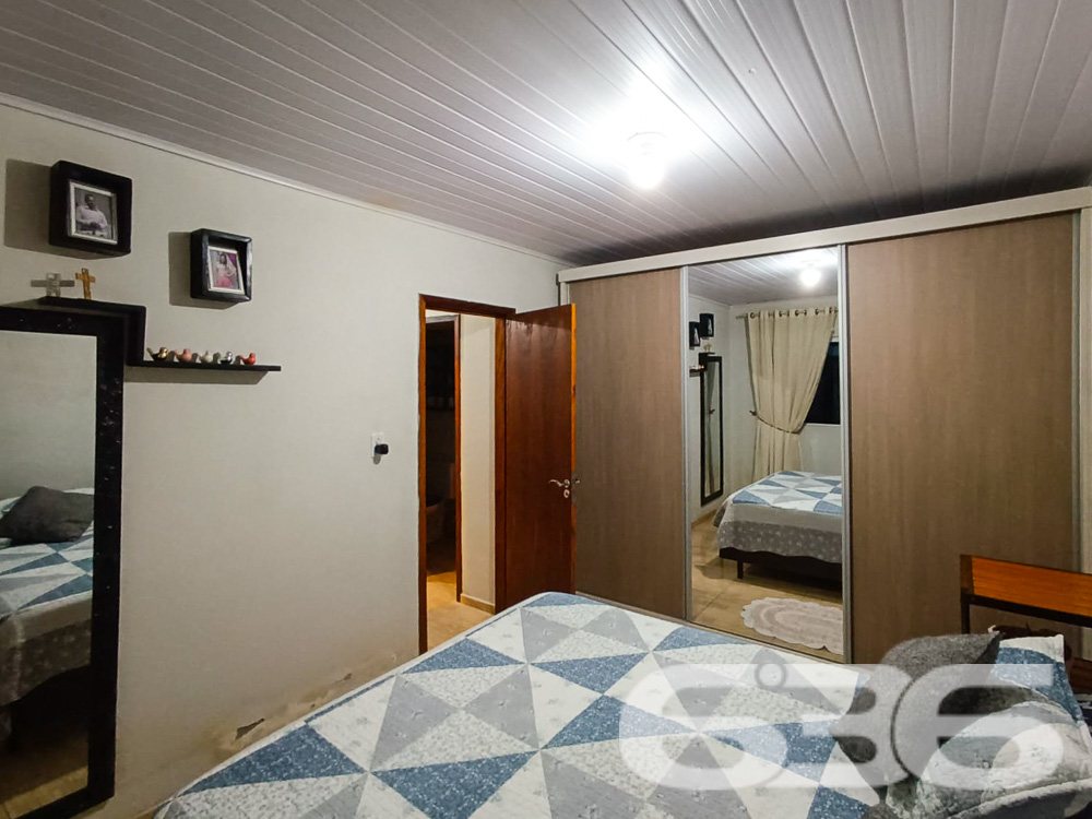 IMÓVEL COM 2 DORMITÓRIOS NO BAIRRO JARDIM PARAÍSO

Procurando o lugar perfeito para chamar de lar em Joinville? Este imóvel no bairro Jardim Paraíso é a resposta. Com uma área construída de 100m² em um terreno de 360m², a propriedade oferece 2 dormitórios, banheiro, e garagens cobertas e descobertas, além de uma piscina convidativa.

CONFORTO E LAZER EM CADA CANTO:
Esta casa foi projetada para proporcionar a melhor qualidade de vida. O espaço conta com 2 dormitórios aconchegantes, uma sala de estar para momentos relaxantes e uma cozinha prática. Mas o destaque fica por conta da área externa: uma piscina para os dias de calor e um gazebo para desfrutar de momentos ao ar livre.

LOCALIZAÇÃO PRIVILEGIADA:
Aqui, você estará perto de tudo o que precisa para viver bem, desde supermercados até escolas e hospitais.

ESCOLHA A 636 NEGÓCIOS IMOBILIÁRIOS:
Com mais de 30 anos de experiência, a 636 Negócios Imobiliários é a escolha certa para quem busca segurança e confiabilidade. Entre em contato conosco para mais informações e agende sua visita hoje mesmo.
Telefone: (47) 3451-0636
WhatsApp: (47) 99190-0636