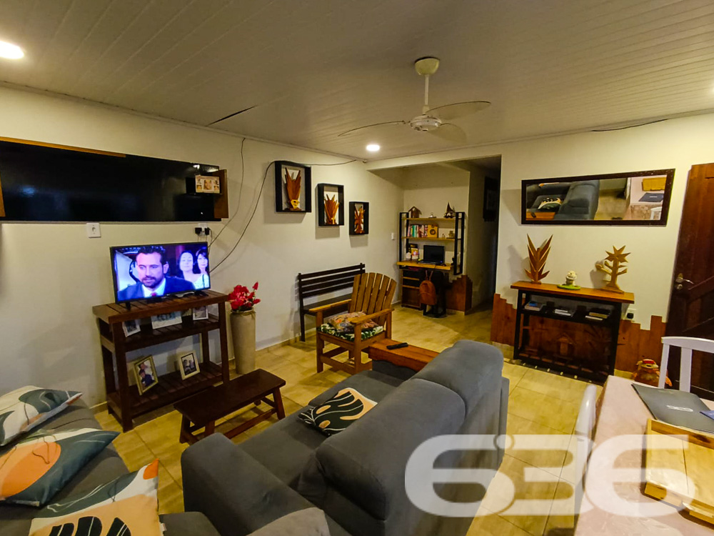IMÓVEL COM 2 DORMITÓRIOS NO BAIRRO JARDIM PARAÍSO

Procurando o lugar perfeito para chamar de lar em Joinville? Este imóvel no bairro Jardim Paraíso é a resposta. Com uma área construída de 100m² em um terreno de 360m², a propriedade oferece 2 dormitórios, banheiro, e garagens cobertas e descobertas, além de uma piscina convidativa.

CONFORTO E LAZER EM CADA CANTO:
Esta casa foi projetada para proporcionar a melhor qualidade de vida. O espaço conta com 2 dormitórios aconchegantes, uma sala de estar para momentos relaxantes e uma cozinha prática. Mas o destaque fica por conta da área externa: uma piscina para os dias de calor e um gazebo para desfrutar de momentos ao ar livre.

LOCALIZAÇÃO PRIVILEGIADA:
Aqui, você estará perto de tudo o que precisa para viver bem, desde supermercados até escolas e hospitais.

ESCOLHA A 636 NEGÓCIOS IMOBILIÁRIOS:
Com mais de 30 anos de experiência, a 636 Negócios Imobiliários é a escolha certa para quem busca segurança e confiabilidade. Entre em contato conosco para mais informações e agende sua visita hoje mesmo.
Telefone: (47) 3451-0636
WhatsApp: (47) 99190-0636