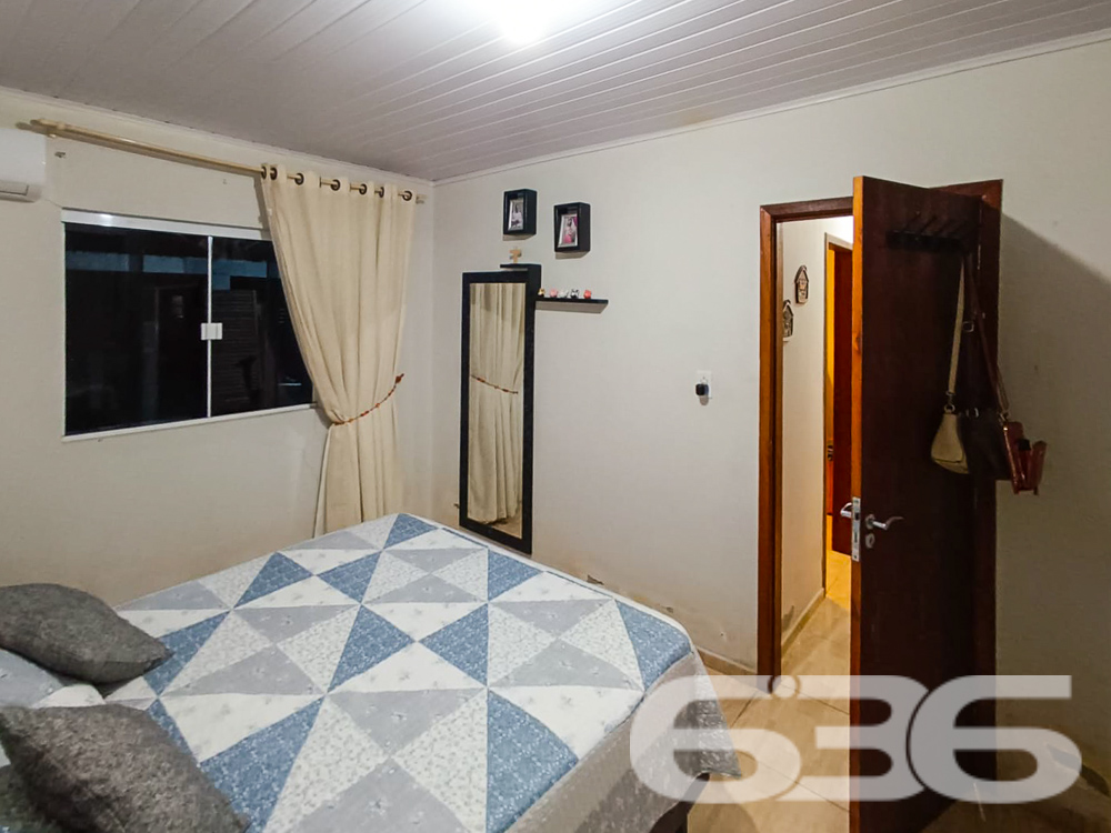 IMÓVEL COM 2 DORMITÓRIOS NO BAIRRO JARDIM PARAÍSO

Procurando o lugar perfeito para chamar de lar em Joinville? Este imóvel no bairro Jardim Paraíso é a resposta. Com uma área construída de 100m² em um terreno de 360m², a propriedade oferece 2 dormitórios, banheiro, e garagens cobertas e descobertas, além de uma piscina convidativa.

CONFORTO E LAZER EM CADA CANTO:
Esta casa foi projetada para proporcionar a melhor qualidade de vida. O espaço conta com 2 dormitórios aconchegantes, uma sala de estar para momentos relaxantes e uma cozinha prática. Mas o destaque fica por conta da área externa: uma piscina para os dias de calor e um gazebo para desfrutar de momentos ao ar livre.

LOCALIZAÇÃO PRIVILEGIADA:
Aqui, você estará perto de tudo o que precisa para viver bem, desde supermercados até escolas e hospitais.

ESCOLHA A 636 NEGÓCIOS IMOBILIÁRIOS:
Com mais de 30 anos de experiência, a 636 Negócios Imobiliários é a escolha certa para quem busca segurança e confiabilidade. Entre em contato conosco para mais informações e agende sua visita hoje mesmo.
Telefone: (47) 3451-0636
WhatsApp: (47) 99190-0636