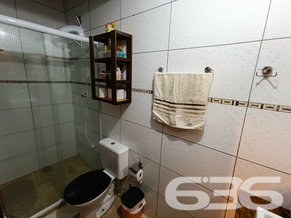 IMÓVEL COM 2 DORMITÓRIOS NO BAIRRO JARDIM PARAÍSO

Procurando o lugar perfeito para chamar de lar em Joinville? Este imóvel no bairro Jardim Paraíso é a resposta. Com uma área construída de 100m² em um terreno de 360m², a propriedade oferece 2 dormitórios, banheiro, e garagens cobertas e descobertas, além de uma piscina convidativa.

CONFORTO E LAZER EM CADA CANTO:
Esta casa foi projetada para proporcionar a melhor qualidade de vida. O espaço conta com 2 dormitórios aconchegantes, uma sala de estar para momentos relaxantes e uma cozinha prática. Mas o destaque fica por conta da área externa: uma piscina para os dias de calor e um gazebo para desfrutar de momentos ao ar livre.

LOCALIZAÇÃO PRIVILEGIADA:
Aqui, você estará perto de tudo o que precisa para viver bem, desde supermercados até escolas e hospitais.

ESCOLHA A 636 NEGÓCIOS IMOBILIÁRIOS:
Com mais de 30 anos de experiência, a 636 Negócios Imobiliários é a escolha certa para quem busca segurança e confiabilidade. Entre em contato conosco para mais informações e agende sua visita hoje mesmo.
Telefone: (47) 3451-0636
WhatsApp: (47) 99190-0636