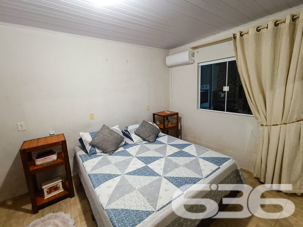 IMÓVEL COM 2 DORMITÓRIOS NO BAIRRO JARDIM PARAÍSO

Procurando o lugar perfeito para chamar de lar em Joinville? Este imóvel no bairro Jardim Paraíso é a resposta. Com uma área construída de 100m² em um terreno de 360m², a propriedade oferece 2 dormitórios, banheiro, e garagens cobertas e descobertas, além de uma piscina convidativa.

CONFORTO E LAZER EM CADA CANTO:
Esta casa foi projetada para proporcionar a melhor qualidade de vida. O espaço conta com 2 dormitórios aconchegantes, uma sala de estar para momentos relaxantes e uma cozinha prática. Mas o destaque fica por conta da área externa: uma piscina para os dias de calor e um gazebo para desfrutar de momentos ao ar livre.

LOCALIZAÇÃO PRIVILEGIADA:
Aqui, você estará perto de tudo o que precisa para viver bem, desde supermercados até escolas e hospitais.

ESCOLHA A 636 NEGÓCIOS IMOBILIÁRIOS:
Com mais de 30 anos de experiência, a 636 Negócios Imobiliários é a escolha certa para quem busca segurança e confiabilidade. Entre em contato conosco para mais informações e agende sua visita hoje mesmo.
Telefone: (47) 3451-0636
WhatsApp: (47) 99190-0636