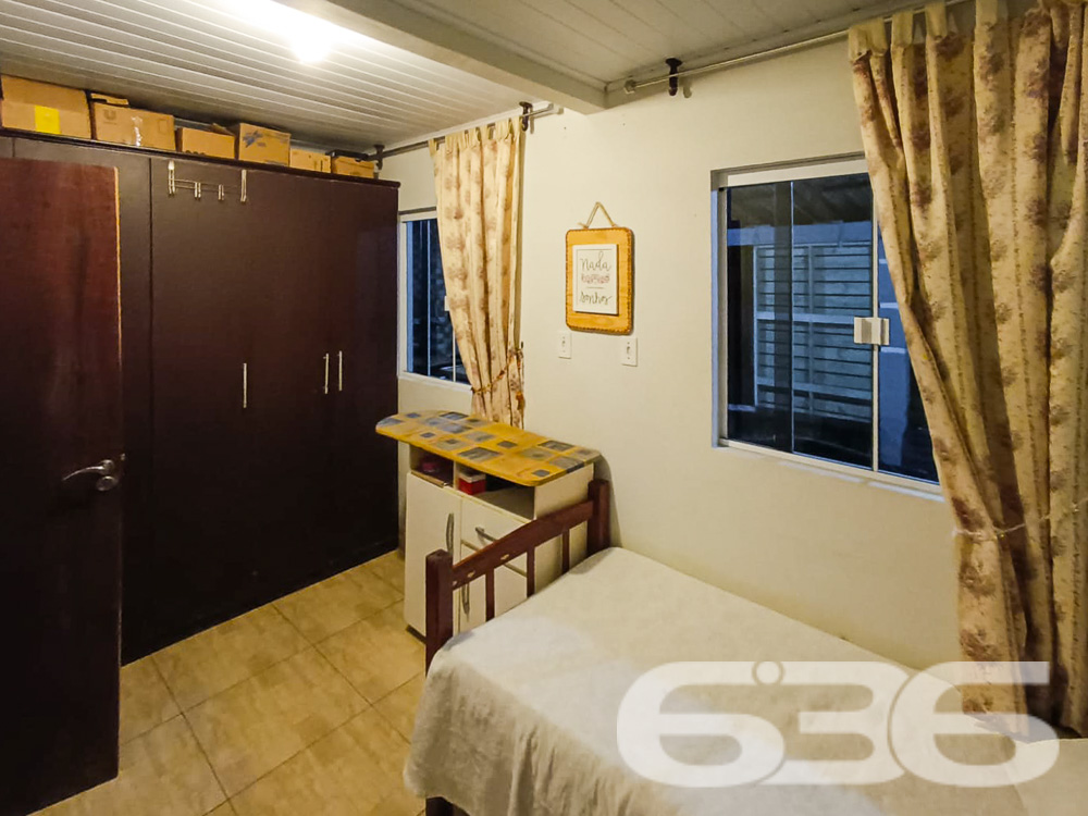 IMÓVEL COM 2 DORMITÓRIOS NO BAIRRO JARDIM PARAÍSO

Procurando o lugar perfeito para chamar de lar em Joinville? Este imóvel no bairro Jardim Paraíso é a resposta. Com uma área construída de 100m² em um terreno de 360m², a propriedade oferece 2 dormitórios, banheiro, e garagens cobertas e descobertas, além de uma piscina convidativa.

CONFORTO E LAZER EM CADA CANTO:
Esta casa foi projetada para proporcionar a melhor qualidade de vida. O espaço conta com 2 dormitórios aconchegantes, uma sala de estar para momentos relaxantes e uma cozinha prática. Mas o destaque fica por conta da área externa: uma piscina para os dias de calor e um gazebo para desfrutar de momentos ao ar livre.

LOCALIZAÇÃO PRIVILEGIADA:
Aqui, você estará perto de tudo o que precisa para viver bem, desde supermercados até escolas e hospitais.

ESCOLHA A 636 NEGÓCIOS IMOBILIÁRIOS:
Com mais de 30 anos de experiência, a 636 Negócios Imobiliários é a escolha certa para quem busca segurança e confiabilidade. Entre em contato conosco para mais informações e agende sua visita hoje mesmo.
Telefone: (47) 3451-0636
WhatsApp: (47) 99190-0636