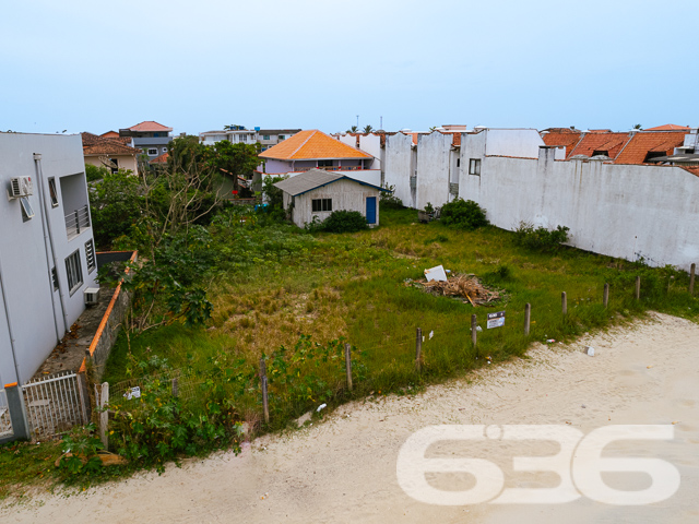 TERRENO EXCLUSIVO COM VISTA PARA A PRAIA BOCA DA BARRA

Descubra a oportunidade perfeita para investidores e empreendedores no centro de Balneário Barra do Sul. Este terreno excepcional, com 1.274m², oferece um cenário ideal para a realização de projetos ambiciosos. Com sua localização privilegiada e vista para a Praia Boca da Barra, este lote representa uma oportunidade rara no mercado.

Potencial Ilimitado para Desenvolvimento

Este terreno plano e regular é um verdadeiro convite para a criatividade e inovação. Seja para a construção de um empreendimento residencial de alto padrão, um complexo comercial ou um projeto turístico, as possibilidades são infinitas. A amplitude do espaço permite a realização de um projeto arquitetônico que harmonize com a beleza natural da região.

Viva e Invista no Melhor de Balneário Barra do Sul

Localizado no coração de Balneário Barra do Sul, este terreno está cercado por uma atmosfera vibrante e acolhedora. A proximidade com a Praia Boca da Barra oferece uma experiência única de vida litorânea, combinando tranquilidade e acesso às comodidades urbanas.

636 Negócios Imobiliários: Parceiro Ideal para Seu Investimento

Com mais de 30 anos de experiência no mercado imobiliário, a 636 Negócios Imobiliários é especialista em identificar oportunidades únicas como esta. Para mais informações sobre este terreno no centro de Balneário Barra do Sul, entre em contato pelo telefone (47) 3448-3636 ou WhatsApp (47) 99190-0636.

Nossa equipe está pronta para auxiliar você a transformar este terreno em um investimento de sucesso!