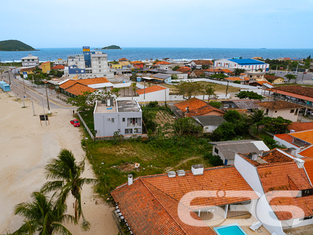 TERRENO EXCLUSIVO COM VISTA PARA A PRAIA BOCA DA BARRA

Descubra a oportunidade perfeita para investidores e empreendedores no centro de Balneário Barra do Sul. Este terreno excepcional, com 1.274m², oferece um cenário ideal para a realização de projetos ambiciosos. Com sua localização privilegiada e vista para a Praia Boca da Barra, este lote representa uma oportunidade rara no mercado.

Potencial Ilimitado para Desenvolvimento

Este terreno plano e regular é um verdadeiro convite para a criatividade e inovação. Seja para a construção de um empreendimento residencial de alto padrão, um complexo comercial ou um projeto turístico, as possibilidades são infinitas. A amplitude do espaço permite a realização de um projeto arquitetônico que harmonize com a beleza natural da região.

Viva e Invista no Melhor de Balneário Barra do Sul

Localizado no coração de Balneário Barra do Sul, este terreno está cercado por uma atmosfera vibrante e acolhedora. A proximidade com a Praia Boca da Barra oferece uma experiência única de vida litorânea, combinando tranquilidade e acesso às comodidades urbanas.

636 Negócios Imobiliários: Parceiro Ideal para Seu Investimento

Com mais de 30 anos de experiência no mercado imobiliário, a 636 Negócios Imobiliários é especialista em identificar oportunidades únicas como esta. Para mais informações sobre este terreno no centro de Balneário Barra do Sul, entre em contato pelo telefone (47) 3448-3636 ou WhatsApp (47) 99190-0636.

Nossa equipe está pronta para auxiliar você a transformar este terreno em um investimento de sucesso!