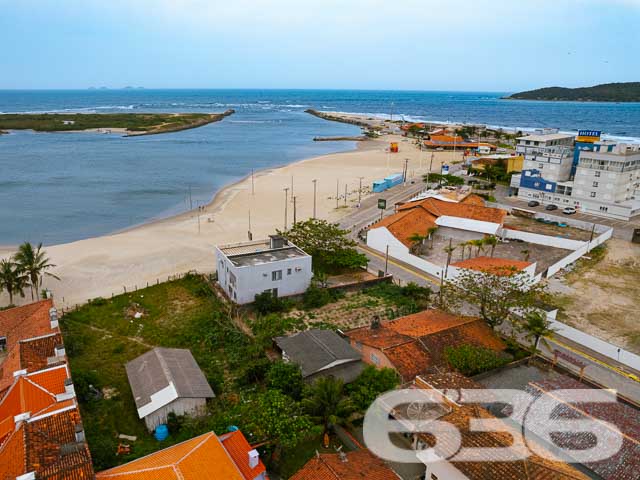 TERRENO EXCLUSIVO COM VISTA PARA A PRAIA BOCA DA BARRA

Descubra a oportunidade perfeita para investidores e empreendedores no centro de Balneário Barra do Sul. Este terreno excepcional, com 1.274m², oferece um cenário ideal para a realização de projetos ambiciosos. Com sua localização privilegiada e vista para a Praia Boca da Barra, este lote representa uma oportunidade rara no mercado.

Potencial Ilimitado para Desenvolvimento

Este terreno plano e regular é um verdadeiro convite para a criatividade e inovação. Seja para a construção de um empreendimento residencial de alto padrão, um complexo comercial ou um projeto turístico, as possibilidades são infinitas. A amplitude do espaço permite a realização de um projeto arquitetônico que harmonize com a beleza natural da região.

Viva e Invista no Melhor de Balneário Barra do Sul

Localizado no coração de Balneário Barra do Sul, este terreno está cercado por uma atmosfera vibrante e acolhedora. A proximidade com a Praia Boca da Barra oferece uma experiência única de vida litorânea, combinando tranquilidade e acesso às comodidades urbanas.

636 Negócios Imobiliários: Parceiro Ideal para Seu Investimento

Com mais de 30 anos de experiência no mercado imobiliário, a 636 Negócios Imobiliários é especialista em identificar oportunidades únicas como esta. Para mais informações sobre este terreno no centro de Balneário Barra do Sul, entre em contato pelo telefone (47) 3448-3636 ou WhatsApp (47) 99190-0636.

Nossa equipe está pronta para auxiliar você a transformar este terreno em um investimento de sucesso!