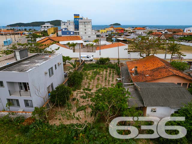 TERRENO EXCLUSIVO COM VISTA PARA A PRAIA BOCA DA BARRA

Descubra a oportunidade perfeita para investidores e empreendedores no centro de Balneário Barra do Sul. Este terreno excepcional, com 1.274m², oferece um cenário ideal para a realização de projetos ambiciosos. Com sua localização privilegiada e vista para a Praia Boca da Barra, este lote representa uma oportunidade rara no mercado.

Potencial Ilimitado para Desenvolvimento

Este terreno plano e regular é um verdadeiro convite para a criatividade e inovação. Seja para a construção de um empreendimento residencial de alto padrão, um complexo comercial ou um projeto turístico, as possibilidades são infinitas. A amplitude do espaço permite a realização de um projeto arquitetônico que harmonize com a beleza natural da região.

Viva e Invista no Melhor de Balneário Barra do Sul

Localizado no coração de Balneário Barra do Sul, este terreno está cercado por uma atmosfera vibrante e acolhedora. A proximidade com a Praia Boca da Barra oferece uma experiência única de vida litorânea, combinando tranquilidade e acesso às comodidades urbanas.

636 Negócios Imobiliários: Parceiro Ideal para Seu Investimento

Com mais de 30 anos de experiência no mercado imobiliário, a 636 Negócios Imobiliários é especialista em identificar oportunidades únicas como esta. Para mais informações sobre este terreno no centro de Balneário Barra do Sul, entre em contato pelo telefone (47) 3448-3636 ou WhatsApp (47) 99190-0636.

Nossa equipe está pronta para auxiliar você a transformar este terreno em um investimento de sucesso!