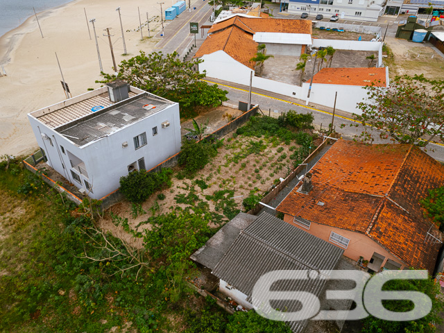 TERRENO EXCLUSIVO COM VISTA PARA A PRAIA BOCA DA BARRA

Descubra a oportunidade perfeita para investidores e empreendedores no centro de Balneário Barra do Sul. Este terreno excepcional, com 1.274m², oferece um cenário ideal para a realização de projetos ambiciosos. Com sua localização privilegiada e vista para a Praia Boca da Barra, este lote representa uma oportunidade rara no mercado.

Potencial Ilimitado para Desenvolvimento

Este terreno plano e regular é um verdadeiro convite para a criatividade e inovação. Seja para a construção de um empreendimento residencial de alto padrão, um complexo comercial ou um projeto turístico, as possibilidades são infinitas. A amplitude do espaço permite a realização de um projeto arquitetônico que harmonize com a beleza natural da região.

Viva e Invista no Melhor de Balneário Barra do Sul

Localizado no coração de Balneário Barra do Sul, este terreno está cercado por uma atmosfera vibrante e acolhedora. A proximidade com a Praia Boca da Barra oferece uma experiência única de vida litorânea, combinando tranquilidade e acesso às comodidades urbanas.

636 Negócios Imobiliários: Parceiro Ideal para Seu Investimento

Com mais de 30 anos de experiência no mercado imobiliário, a 636 Negócios Imobiliários é especialista em identificar oportunidades únicas como esta. Para mais informações sobre este terreno no centro de Balneário Barra do Sul, entre em contato pelo telefone (47) 3448-3636 ou WhatsApp (47) 99190-0636.

Nossa equipe está pronta para auxiliar você a transformar este terreno em um investimento de sucesso!