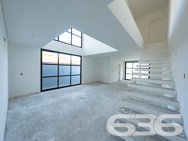 SOBRADO DE ALTO PADRÃO NO BAIRRO IRIRÚ - COM SUÍTE MASTER + 2 SUÍTES

Imagine viver em um sobrado de alto padrão com 221,71m² de área construída, localizado no desejado bairro Iririú. Este imóvel não é apenas uma casa, mas um estilo de vida. Com 2 suítes, uma suíte master e 5 banheiros, este sobrado oferece luxo e conforto em cada detalhe, e ainda está em fase de acabamento, permitindo que você adicione seu toque pessoal.

DETALHES DO IMÓVEL:
O sobrado conta com 2 suítes espaçosas, além uma suíte master, proporcionando um ambiente de luxo e privacidade. A sala de estar e jantar oferece um espaço aberto e acolhedor, perfeito para receber amigos e familiares. A cozinha, planejada para ser prática e elegante, será o coração da sua casa.

LOCALIZAÇÃO E INFRAESTRUTURA:
O bairro Iririú é conhecido por sua excelente localização e infraestrutura completa. Aqui, você estará perto de tudo que precisa para um dia a dia conveniente e agradável.

ESCOLHA A 636 NEGÓCIOS IMOBILIÁRIOS:
Com mais de 30 anos de experiência no mercado imobiliário, a 636 Negócios Imobiliários é a escolha certa para quem busca qualidade e segurança. Nossa equipe de profissionais altamente qualificados está pronta para auxiliá-lo em cada etapa do processo.
Telefone: (47) 3451-0636
WhatsApp: (47) 99190-0636
