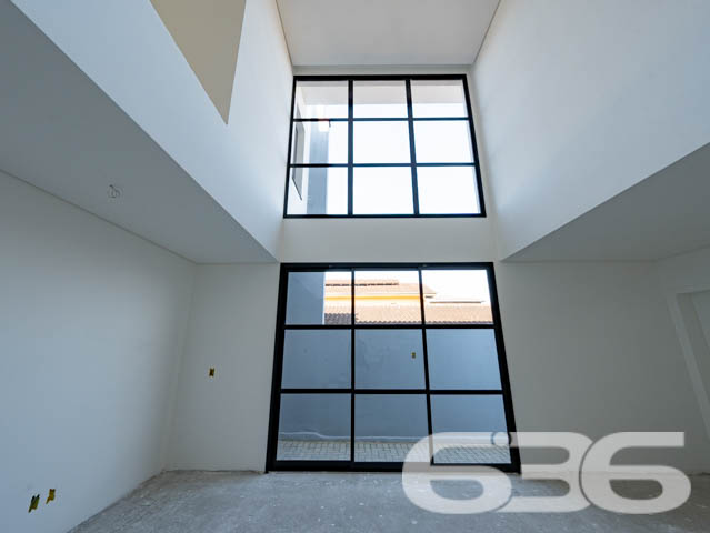 SOBRADO DE ALTO PADRÃO NO BAIRRO IRIRÚ - COM SUÍTE MASTER + 2 SUÍTES

Imagine viver em um sobrado de alto padrão com 221,71m² de área construída, localizado no desejado bairro Iririú. Este imóvel não é apenas uma casa, mas um estilo de vida. Com 2 suítes, uma suíte master e 5 banheiros, este sobrado oferece luxo e conforto em cada detalhe, e ainda está em fase de acabamento, permitindo que você adicione seu toque pessoal.

DETALHES DO IMÓVEL:
O sobrado conta com 2 suítes espaçosas, além uma suíte master, proporcionando um ambiente de luxo e privacidade. A sala de estar e jantar oferece um espaço aberto e acolhedor, perfeito para receber amigos e familiares. A cozinha, planejada para ser prática e elegante, será o coração da sua casa.

LOCALIZAÇÃO E INFRAESTRUTURA:
O bairro Iririú é conhecido por sua excelente localização e infraestrutura completa. Aqui, você estará perto de tudo que precisa para um dia a dia conveniente e agradável.

ESCOLHA A 636 NEGÓCIOS IMOBILIÁRIOS:
Com mais de 30 anos de experiência no mercado imobiliário, a 636 Negócios Imobiliários é a escolha certa para quem busca qualidade e segurança. Nossa equipe de profissionais altamente qualificados está pronta para auxiliá-lo em cada etapa do processo.
Telefone: (47) 3451-0636
WhatsApp: (47) 99190-0636